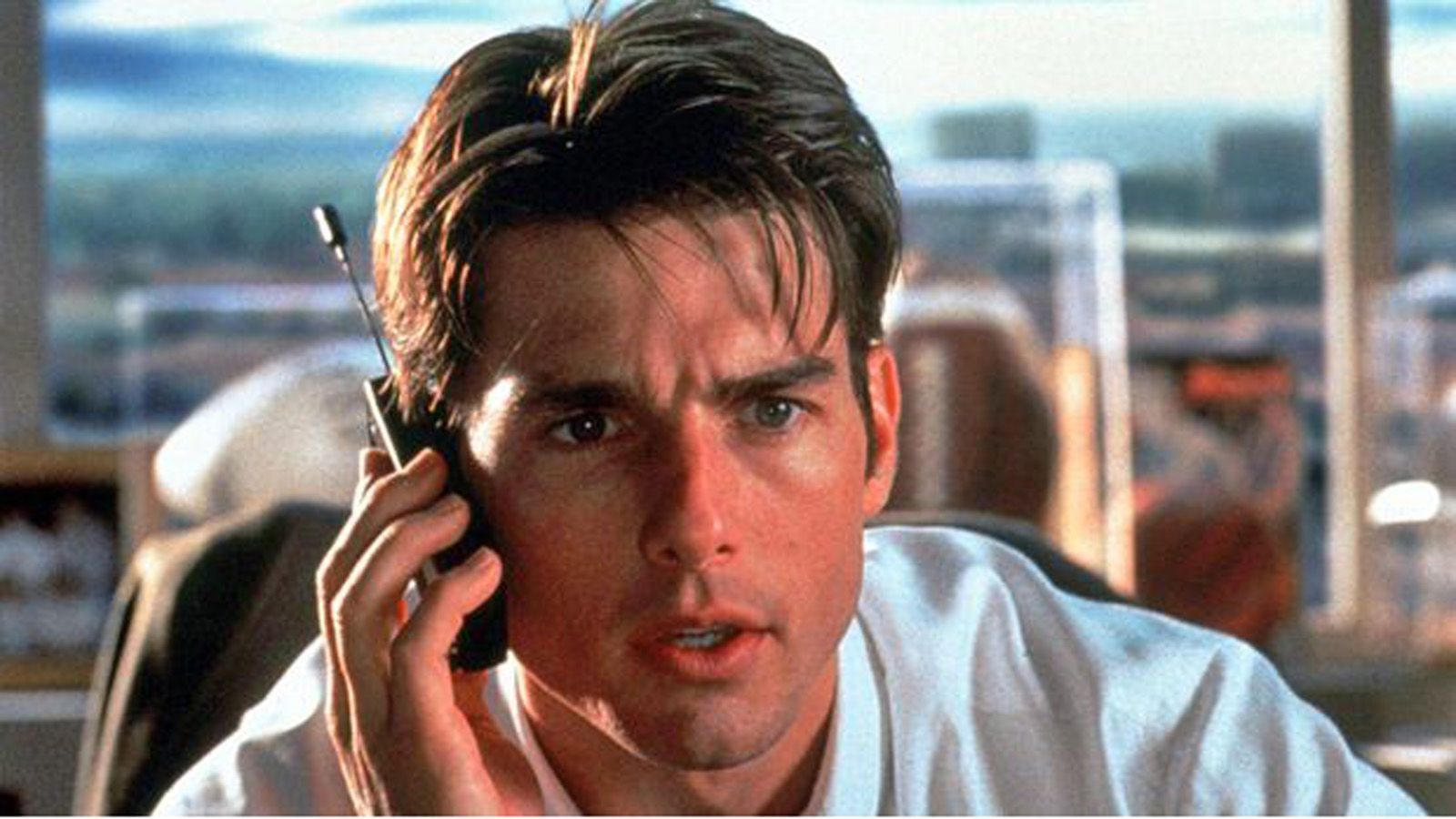 <strong>Jerry Maguire - Spiel des Lebens (1996)</strong><br>&nbsp;Nachdem sich Sportmanager Jerry Maguire (Tom Cruise) über die Unmenschlichkeit der Branche und in seiner Firma beschwert, verliert er seinen Job. Zum Start seiner neuen Agentur kann er das Mega-Talent Frank Cushman und den verletzungsanfälligen Wide Receiver Rod Tidewell unter Vertrag nehmen ...