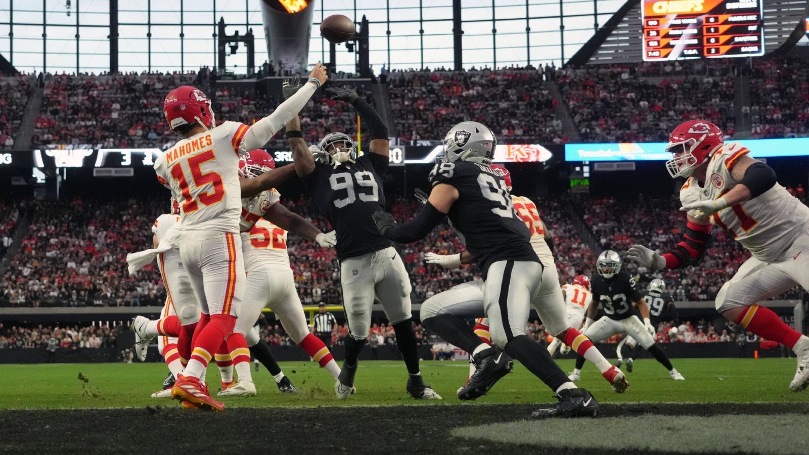 
                <strong>Las Vegas Raiders</strong><br>
                • 2023 Auswärtsspiel bei den Kansas City Chiefs<br>• Mit Jakob Johnson ein deutscher Spieler im Kader (Stand: 2022) - <a href="https://www.ran.de/us-sport/nfl/live/nfl-playoffs-2023-live-cincinnati-bengals-at-buffalo-bills-und-dallas-tampa-bay-at-san-francisco-49ers-live-auf-prosieben-und-im-livestream" data-url-id="50043">Johnson ist Studiogast bei #ranNFL am Sonntag ab 20:15 Uhr live bei ProSieben und im Livestream auf ran.de</a><br>
              