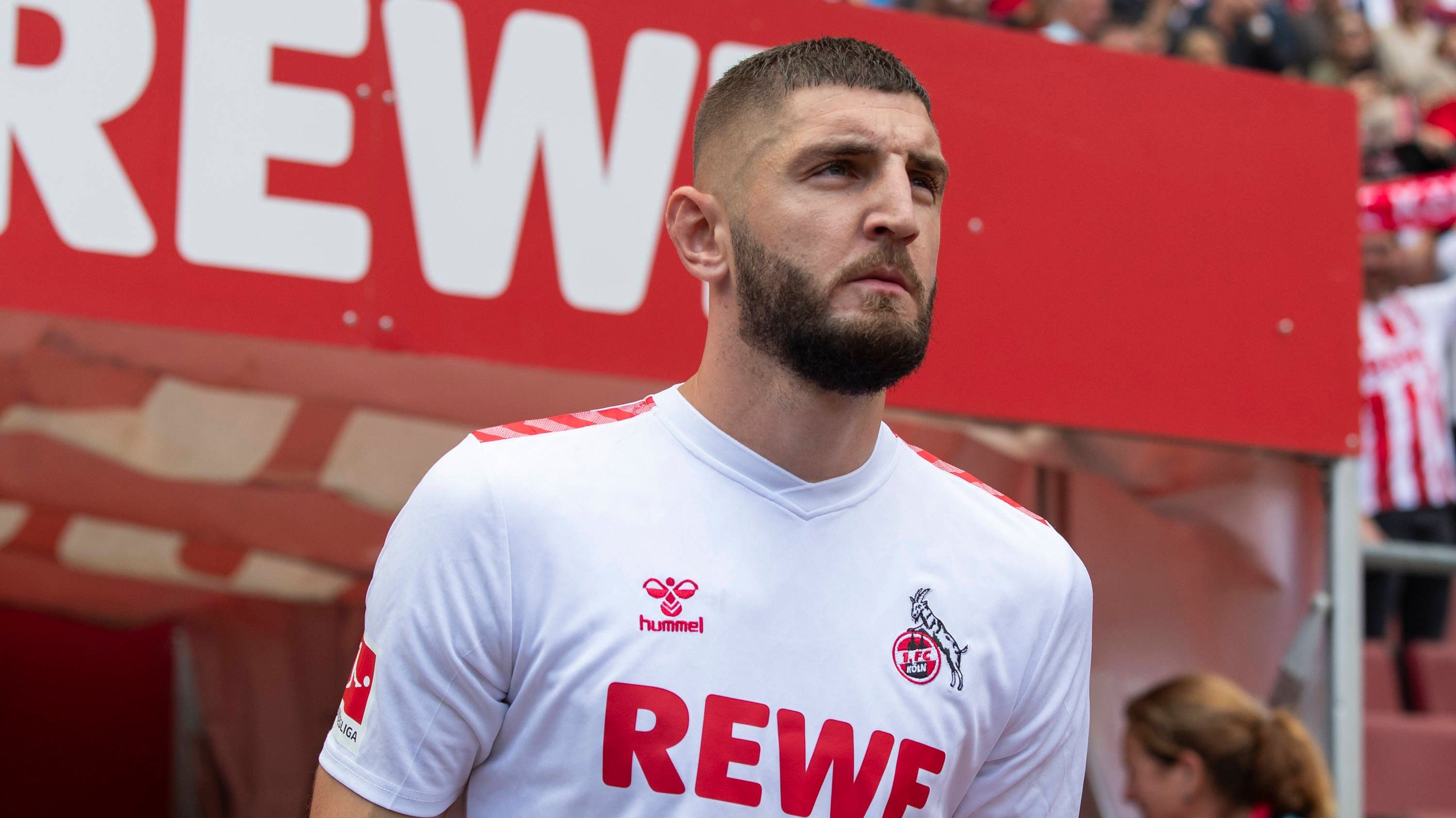 <strong>1. FC Köln</strong><br>
                • Luca Waldschmidt (für ein Jahr auf Leihbasis vom VfL Wolfsburg)<br>• Leart Paqarada (ablösefrei vom FC St. Pauli)<br>• Jeff Chabot (Foto/für 2,5 Millionen Euro von Sampdoria Genua)<br>• Jacob Christensen (ablösefrei vom FC Nordsjaelland)<br>• Jonas Nickisch (ablösefrei von RB Leipzig U19)<br>• Rasmus Carstensen (für ein Jahr auf Leihbasis von KRC Genk) <br>• Philipp Pentke (ablösefrei von der TSG Hoffenheim)<br>• Faride Alidou (für ein Jahr auf Leihbasis von Eintracht Frankfurt)<br>• Dominique Heintz (Ablöse nicht bekannt; von Union Berlin)