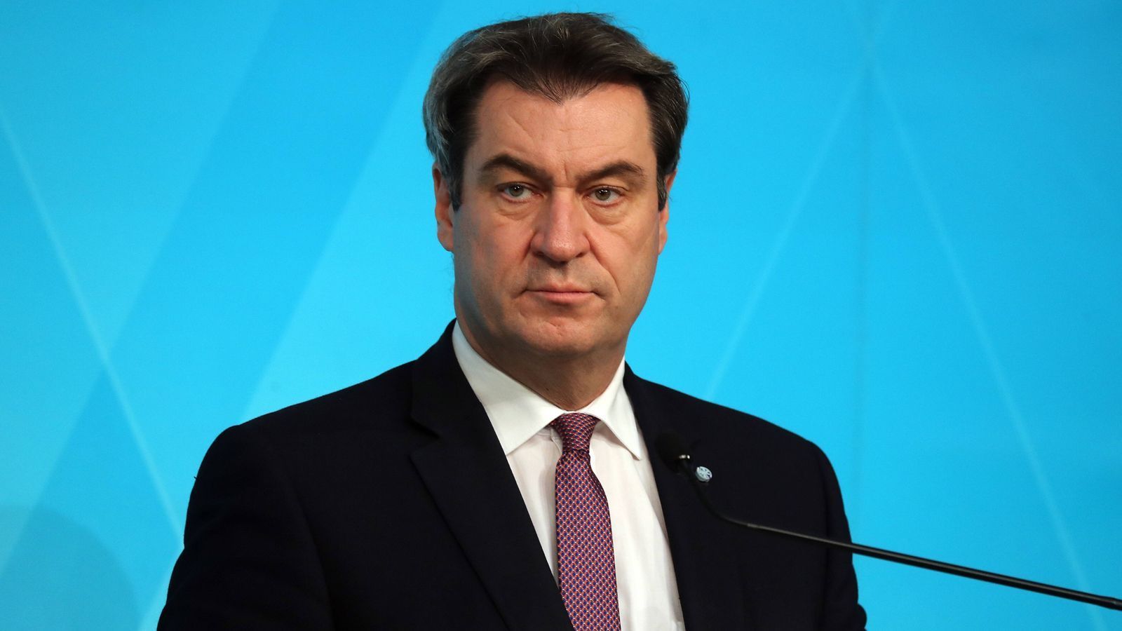 
                <strong>Markus Söder (Bayerns Ministerpräsident)</strong><br>
                "Er war der wohl beste deutsche Stürmer aller Zeiten. Ohne ihn hätten der FC Bayern und die deutsche Mannschaft nie diesen Erfolgsweg beschreiten können. Ich war selbst großer Fan. Ganz Bayern trauert um diesen bescheidenen Erfolgsmenschen."
              