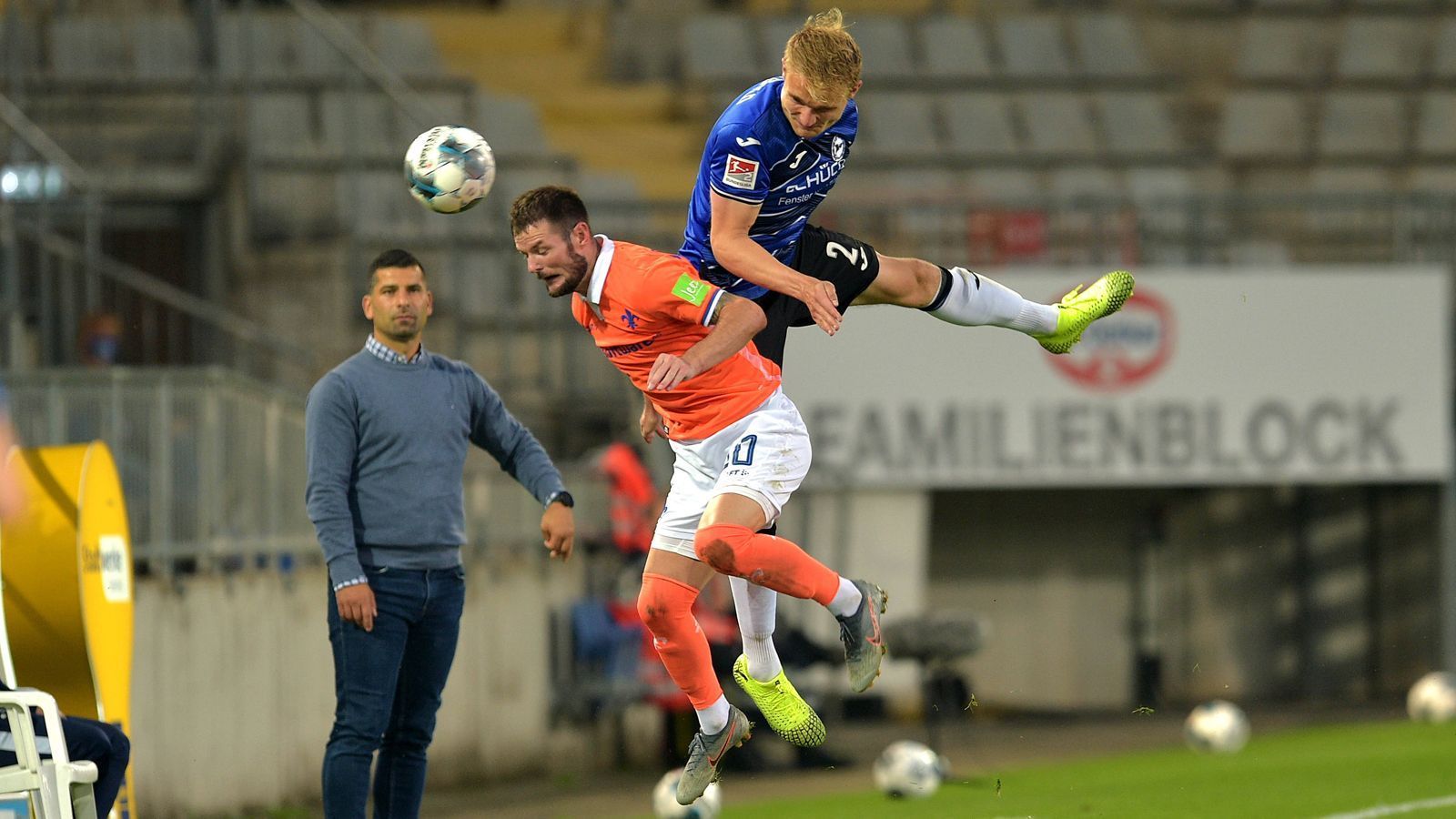 
                <strong>Gutes Omen? Arminia Bielefeld gegen Darmstadt 98</strong><br>
                In den vergangenen zwei Zweitliga-Begegnungen zwischen Arminia Bielefeld und Darmstadt 98 behielten jeweils die Ostwestfalen die Oberhand. Mit 2:1 und 1:0 setzten sich die Männer von der Alm durch und sammelten wichtige Punkte für den Aufstieg in die erste Liga. Nun droht nach zwei Saisons der Abstieg. Ob sich die Arminia beim möglichen Erreichen der Relegation aufgrund des guten Omens dann Darmstadt als Gegner wünscht? Zudem müsste Darmstadt in den verbleibenden Spielen auch noch um einen Platz abrutschen, aktuell würden die Lilien als Tabellenzweiter nämlich direkt aufsteigen.
              