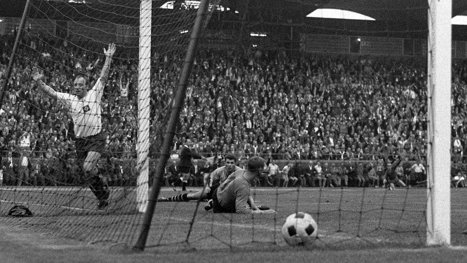 
                <strong>Bundesliga: Hamburger SV vs. Borussia Dortmund (1963)</strong><br>
                Im ersten Jahr der neu eingeführten Bundesliga gab es auch gleich den ersten Spielabbruch. Schuld daran war auch hier schlechte Sicht wegen Nebels. In der 61. Minute pfiff der Schiri die Partie beim Stand von 1:2 ab. Gut für den HSV. Denn im Wiederholungsspiel wurde Uwe Seeler mit seinem Doppelpack zum Matchwinner für die Gastgeber. Der HSV gewann mit 2:1.
              