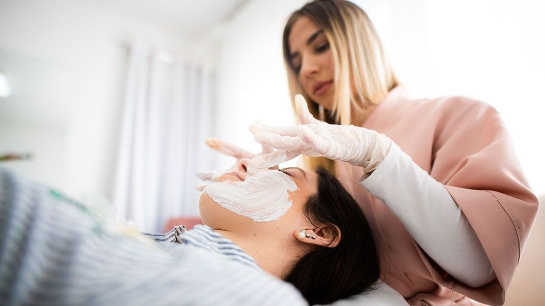 Der perfekte Peeling-Partner für ölige, unreine und zu Akne neigender Haut, ist ein BHA-Peeling. Was genau dahinter steckt und was dabei zu beachten ist, verraten wir dir im Beauty-Artikel.