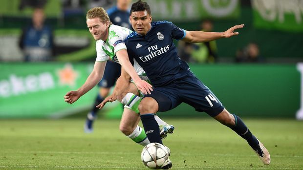 
                <strong>VfL Wolfsburg - Real Madrid: Die Einsatzbereitschaft</strong><br>
                VfL Wolfsburg - Real Madrid: Die Einsatzbereitschaft. Wolfsburg foulte 13 Mal einen Real-Profi. Die Madrilenen langten laut Statistik "nur" acht Mal hin. Der VfL kassierte vier Gelbe Karten - Real Madrid eine einzige. Allerdings bekam Wolfsburgs Arnold in der 69. Spielminute zu unrecht den Gelben Karton. Nach einem kleinen Schubser ging Marcelo übertriebenen zu Boden.
              