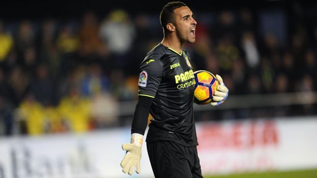 
                <strong>Sergio Asenjo (FC Villarreal)</strong><br>
                Unter Pechvogel könnte man im spanischen Wörterbuch mittlerweile wohl auch den Begriff "Asenjo" finden. Denn Villarreals Schlussmann hat sich schon zum vierten Mal in seiner Karriere einen Kreuzbandriss zugezogen. Der Stammtorhüter des "gelben U-Boots" wird damit frühestens zum ersten Spiel der neuen Saison wieder fit sein.
              