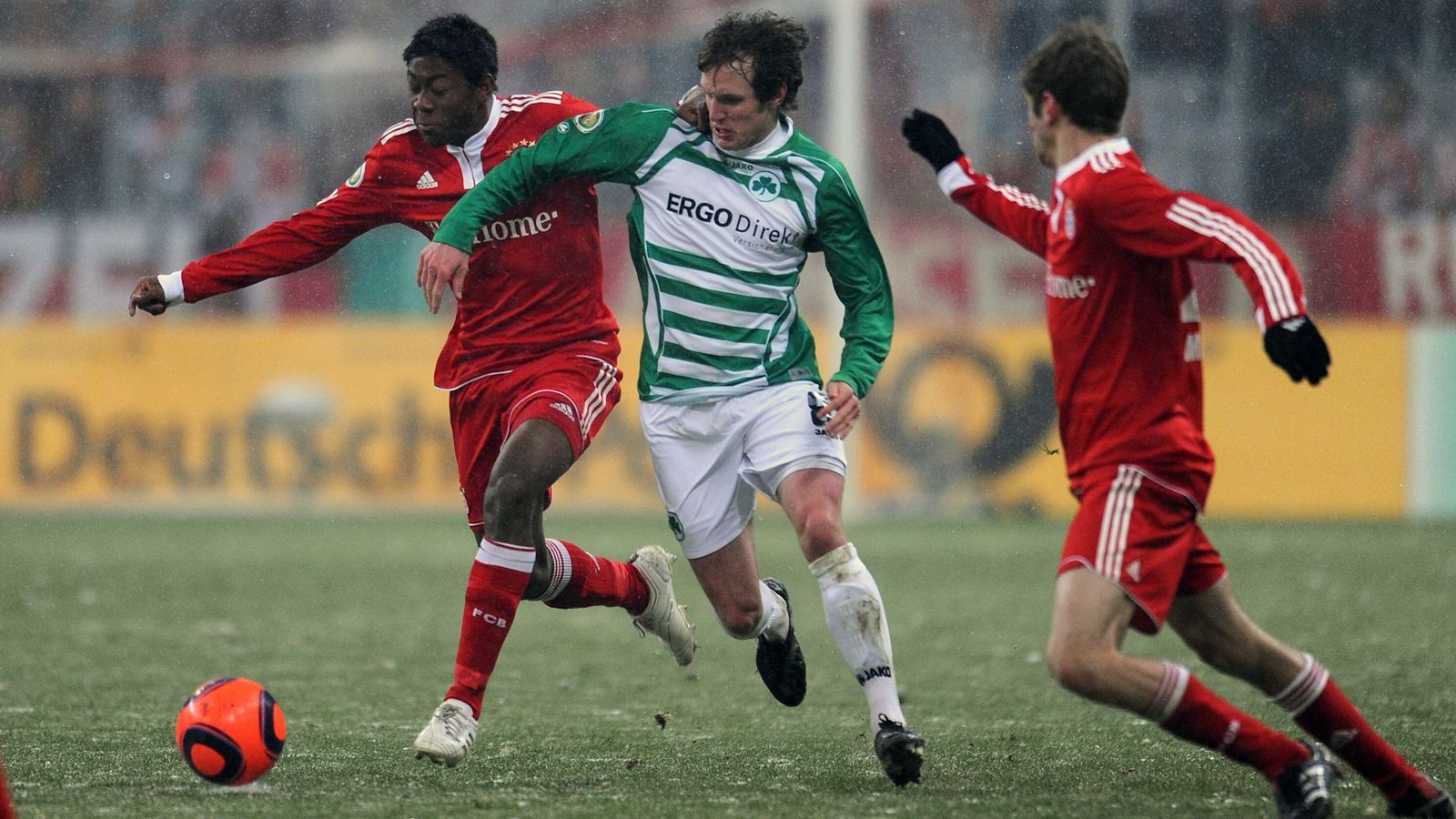 <strong>Platz 8: David Alaba</strong><br><strong>Alter beim Pflichtspiel-Debüt:</strong> 17 Jahre, sieben Monate, 17 Tage<br><strong>Begegnung:</strong>&nbsp;FC Bayern München - SpVgg Greuther Fürth 6:2 (10. Februar 2010, DFB-Pokal)