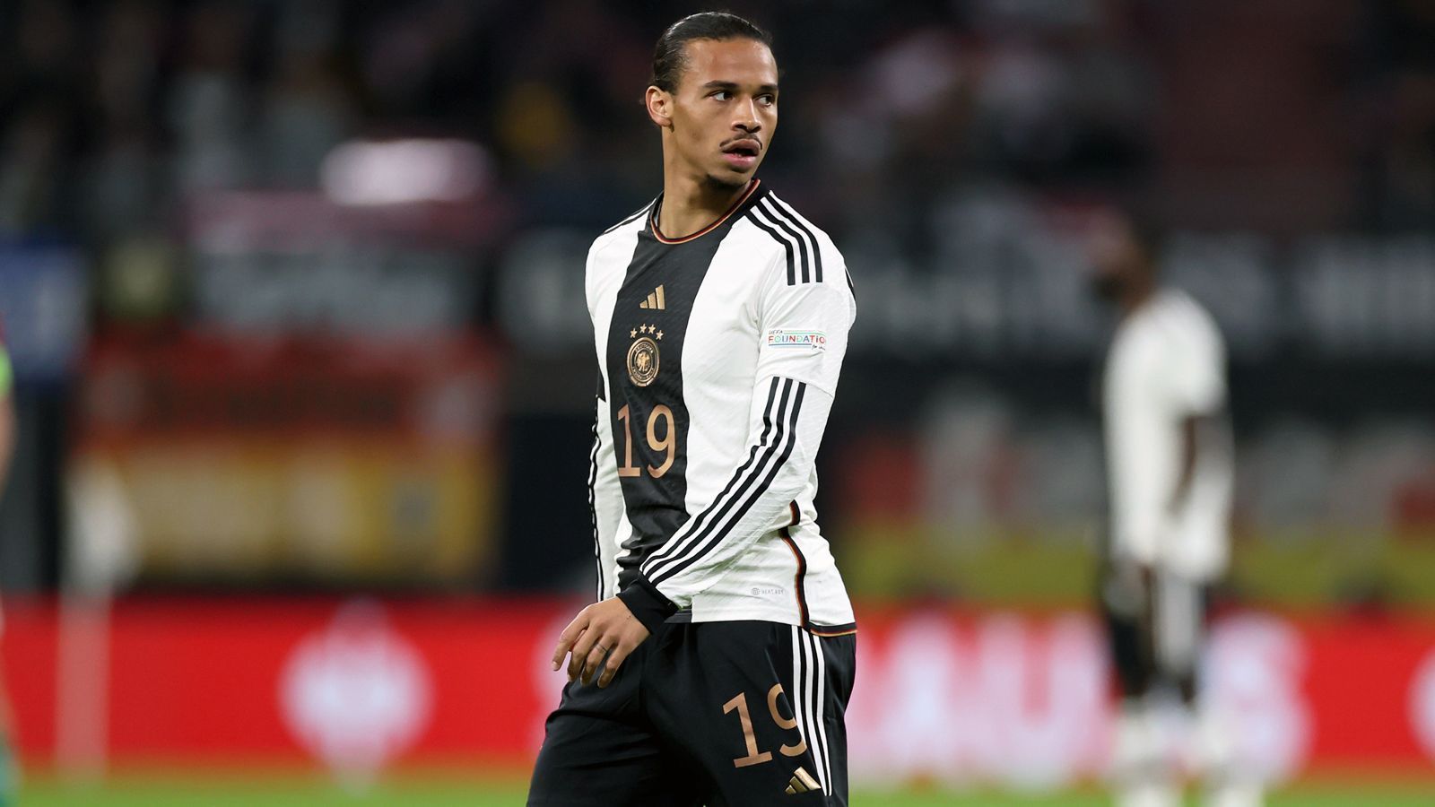 
                <strong>Leroy Sane</strong><br>
                Am auffälligsten ist zunächst nur die neue Frisur. Hat nach 26 Minuten den ersten Abschluss nach einer Ecke – eine bezeichnende Szene für den Auftritt der gesamten deutschen Offensivreihe. Zeigt sich überall auf dem Feld, kämpft auch im Mittelfeld um die Bälle und hat kurz nach dem Seitenwechsel den Ausgleich auf dem Fuß. Kann den Bann heute aber auch nicht brechen. ran-Note: 
              