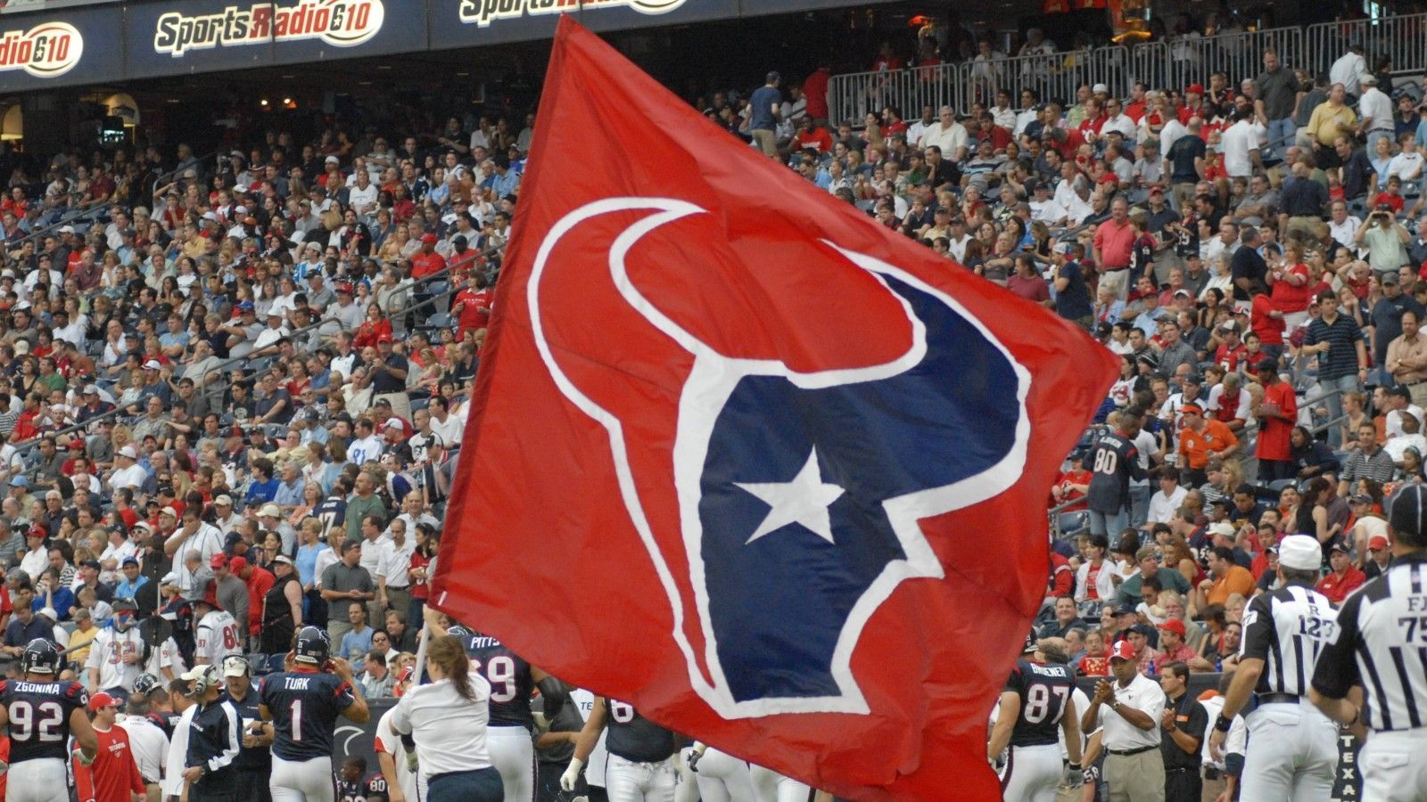 
                <strong>Houston Texans noch nicht existent</strong><br>
                1999 war von einem der heutigen NFL-Teams noch lange nichts zu sehen. Die Houston Texans existierten in ihrer jetzigen Form seinerzeit noch überhaupt nicht, wurden erst deutlich später nämlich im Jahr 2002 gegründet. Vorher gab es lediglich die Houston Oilers.
              