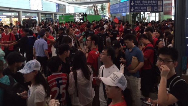 
                <strong>FC Bayern auf China-Tour</strong><br>
                Der große FC Bayern kommt! Am Flughafen wartet ein ordentliches Empfangskomitee auf den deutschen Rekordmeister.
              