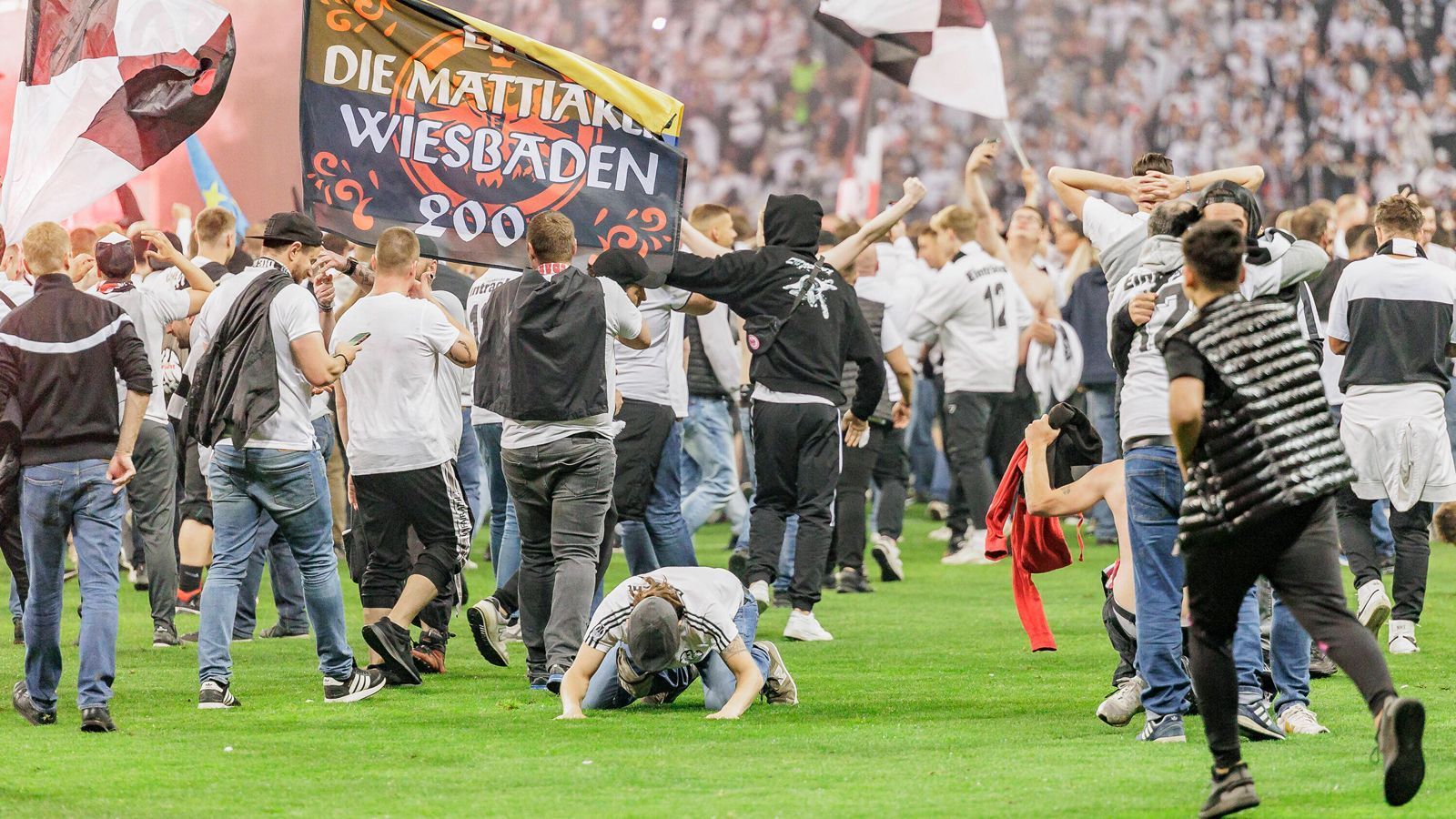 
                <strong>Platzsturm in Frankfurt: SGE-Fans gehen nach Finaleinzug gegen West Ham United steil</strong><br>
                
              