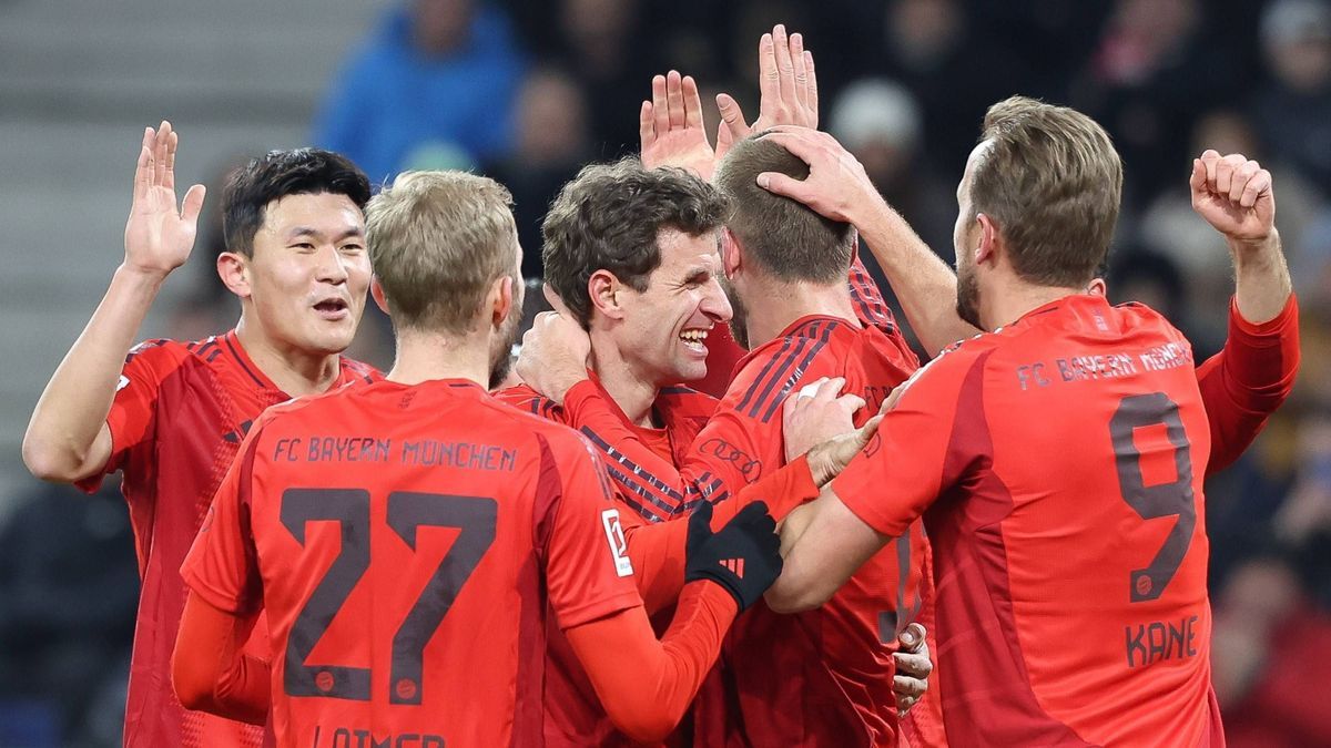 die Mannschaft freut sich ueber das Tor von Eric Dier 15 (FC Bayern Muenchen) zum 0:1, FC Red Bull Salzburg vs. FC Bayern Muenchen, Fussball, Testspiel, 06.01.2025 Klessheim Salzburg Oesterreich **...