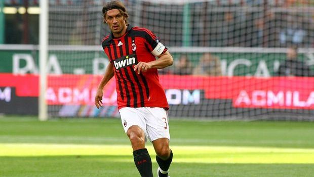 <strong>Nummer 3: Paolo Maldini (AC Mailand)</strong><br>An der Seite von Baresi reifte Paolo Maldini in Mailand zum Weltstar. Zwischen 1985 und 2009 wurde Maldini zum Gesicht der "Rossoneri", gewann mit Milan unter anderem drei Mal die Champions League sowie sieben Meistertitel. Seit 2009 wird Maldinis Nummer 3 nicht mehr vergeben. Allerdings würde Paolo seinem Sohn Daniel seine Nummer künftig übernehmen lassen..&nbsp;