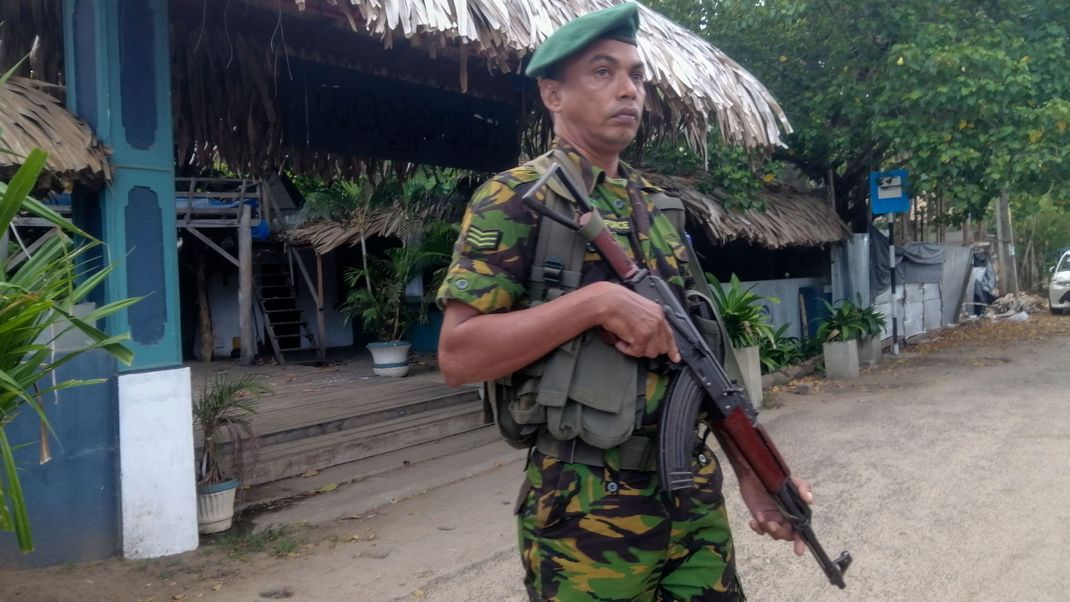 Ein Polizeiposten steht am Mittwoch, 23. Oktober 2024, vor einem Restaurant in Arugam Bay, Sri Lanka, Wache.