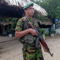 Ein Polizeikommando steht am Mittwoch, 23. Oktober 2024, vor einem Restaurant in Arugam Bay, Sri Lanka, Wache. 