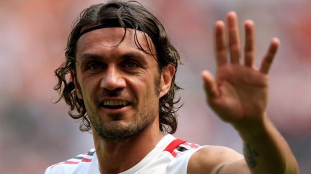 
                <strong>Abwehr: Paolo Maldini</strong><br>
                Abwehr: Paolo Maldini. 1995 wurde Maldini bei der Wahl zum Weltfußballer Zweiter - hinter George Weah. Bisher gab es nur einen Verteidiger, der die Wahl gewinnen konnte: Fabio Cannavaro (2006).
              