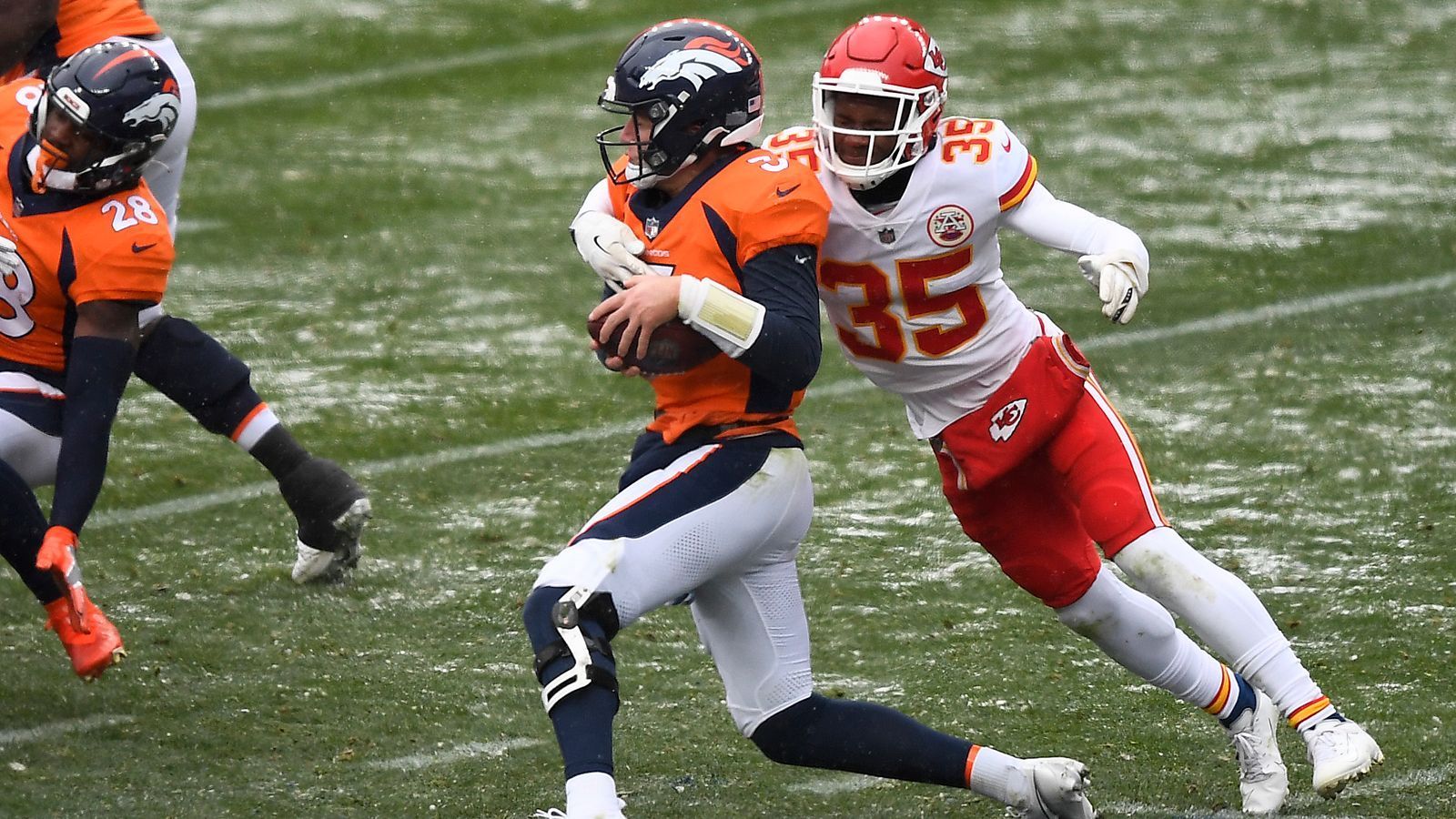 
                <strong>Verlierer: Drew Lock</strong><br>
                Es war eine der spannendsten Fragen der Offseason: Ist Drew Lock wirklich ein Franchise Quarterback? Nachdem der letztjährige Zweitrunden-Pick seine Mannschaft in fünf Starts zu vier Siegen führte, sahen viele Fans die Denver Broncos als  möglichen Geheimfavoriten an. Lock verletzte sich früh in der Saison, doch seine Leistungen aus den vergangenen beiden Wochen deuten darauf hin, dass der Quarterback noch Zeit braucht. Gegen die Kansas City Chiefs lief von Beginn an nicht viel zusammen, Lock unterliefen im Spielverlauf zwei Interceptions und leistete sich in Kombination mit Melvin Gordon wohl den peinlichsten "Flea-Flicker" der NFL-Geschichte. 
              