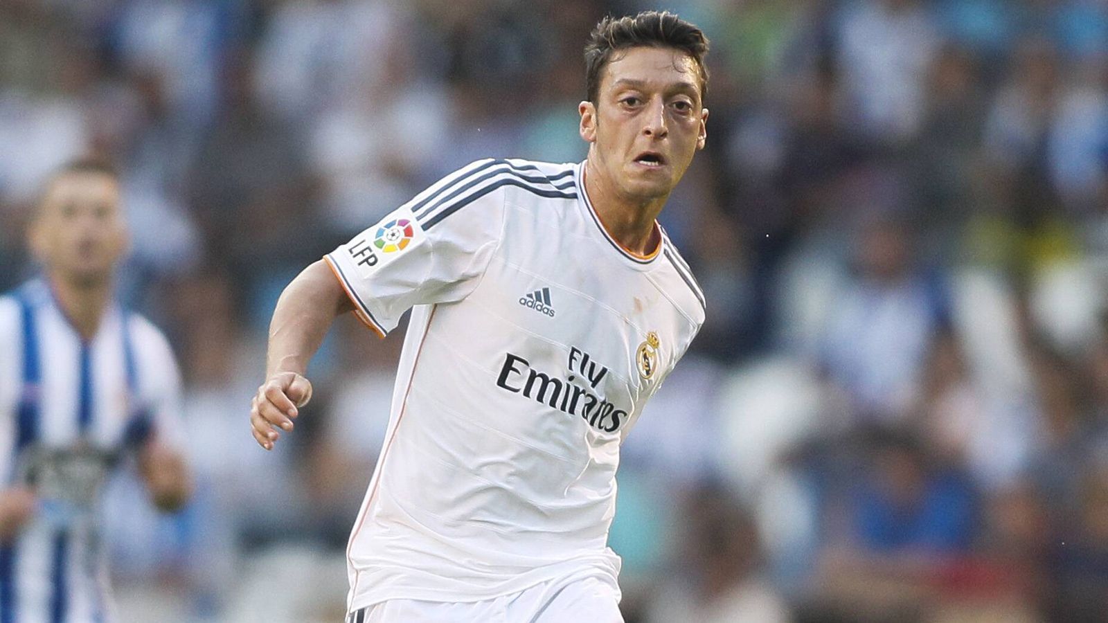 
                <strong>Mesut Özil (ehemals Real Madrid)</strong><br>
                Auch Mesut Özil hatte offenbar Probleme mit dem spanischen Fiskus. Laut dem "Spiegel", der sich auf Beweise von "Football Leaks" beruft, habe Özil im Februar 2016 Steuern in Höhe von rund zwei Millionen Euro nachzahlen müssen. Seine Steuererklärung aus den Jahren 2012 und 2013 (damals war er noch bei Real Madrid) sei nicht vollständig gewesen. Auch eine Strafzahlung in Höhe von rund 790.000 Euro sei noch zu entrichten. Dagegen soll der 30-Jährige aber Widerspruch eingelegt haben. Özil ist übrigens nicht zum ersten Mal "Opfer" von "Football Leaks" ...
              