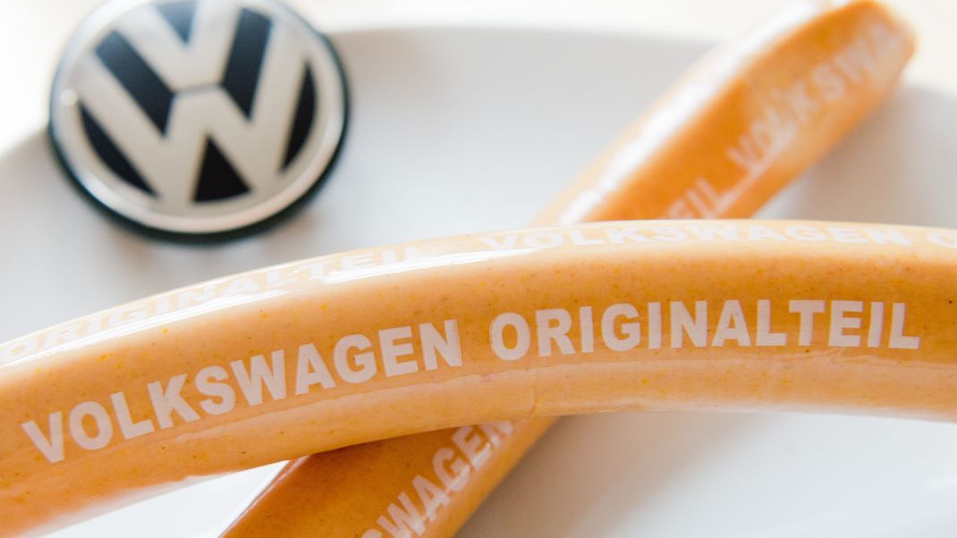 Eine noch verpackte VW-Currywurst mit der Aufschrift "Volkswagen Originalteil". Nach längerer Pause wird die populäre VW-Currywurst bald wieder auf dem Speisezettel der VW-Kantine im Wolfsburger Vorstandshochhaus stehen.