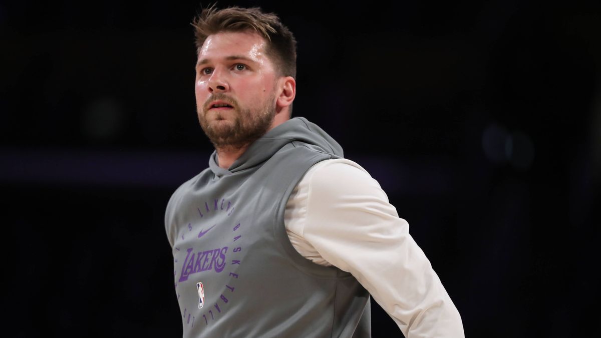 LOS ANGELES, CA - FEBRUARY 19: Los Angeles Lakers guard Luka Doncic (77) during the NBA, Basketball Herren, USA game between the Charlotte Hornets and the Los Angeles Lakers on February 19, 2025, a...