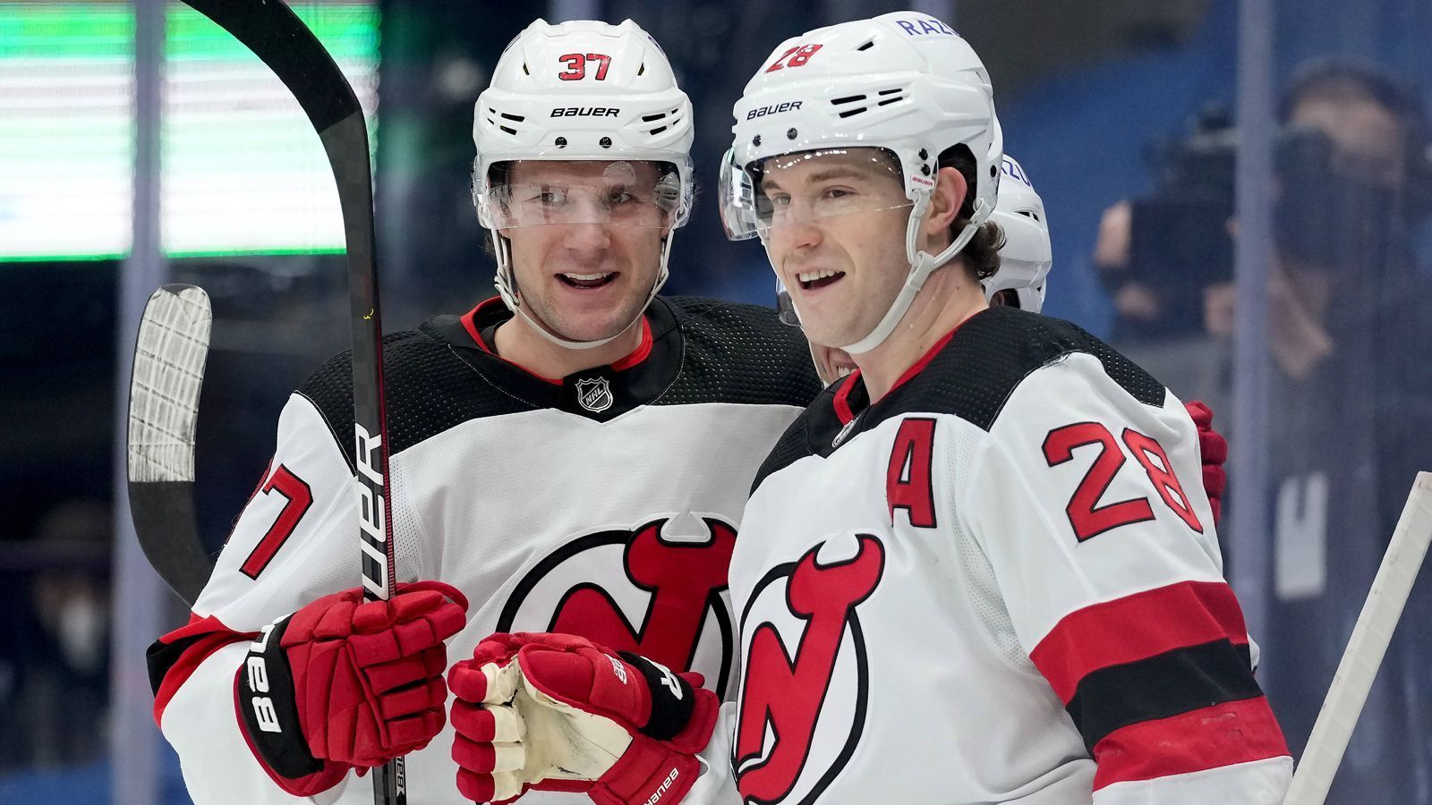 
                <strong>New Jersey Devils</strong><br>
                Bei den New Jersey Devils heizt The Gaslight Anthem mit "Howl" ein.
              