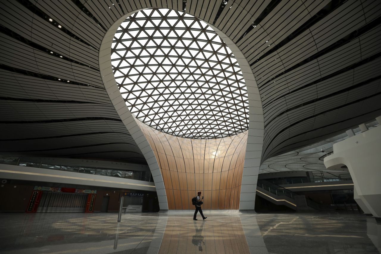 Atemberaubendes Design: Die 2016 verstorbene britisch-irakische Architektin Zaha Hadid entwarf das Terminal in Peking-Daxing.