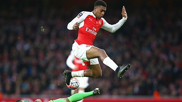 
                <strong>Arsenal: Alex Iwobi</strong><br>
                Arsenal: Alex Iwobi. Der 19-jährige Offensiv-Spieler gab sein Debüt am 11. Spieltag gegen Swansea City. In der Champions League durfte er für die Gunners auch schon ran: Damals wurde er in der Gruppenphase gegen den FC Bayern München eingewechselt. An der 1:5-Niederlage konnte Iwobi nichts mehr ändern.
              