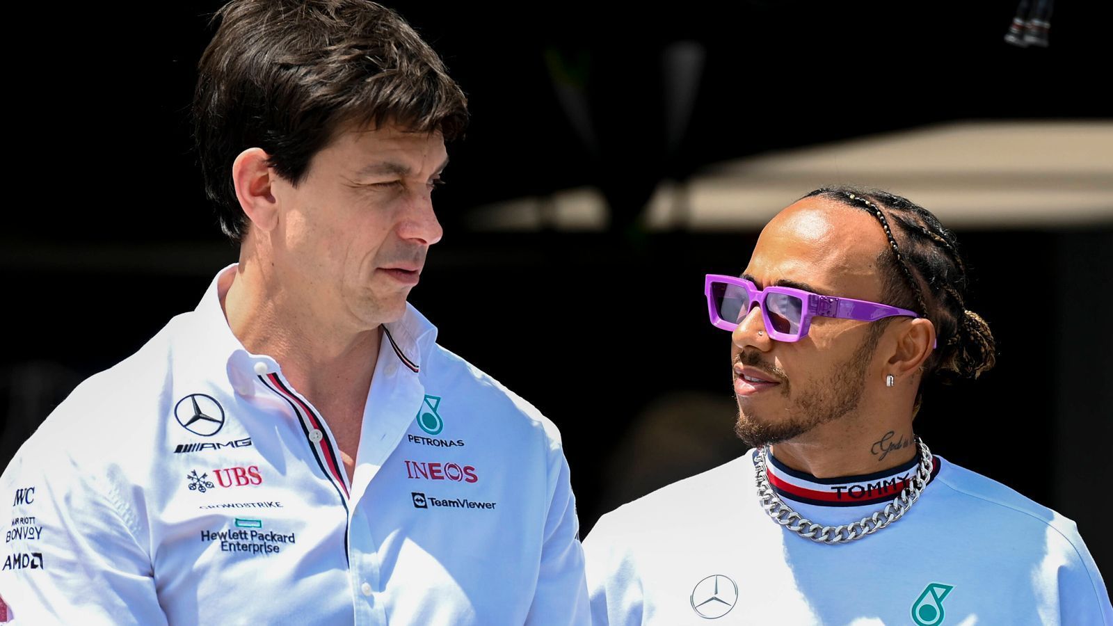 
                <strong>Keine einfache Saison</strong><br>
                2022 ist für Mercedes keine einfache Saison. Sportlich liegt der Serien-Weltmeister der vergangenen Jahre (acht Konstrukteurstitel in Folge) immer noch hinter Red Bull Racing und Ferrari. Ob die Silberpfeile noch einmal in den Titelkampf eingreifen können, wird sich in den kommenden Wochen zeigen. Fest steht: Für einen verbalen Infight sind die beiden WM-Rivalen von 2021 weiterhin gut.
              