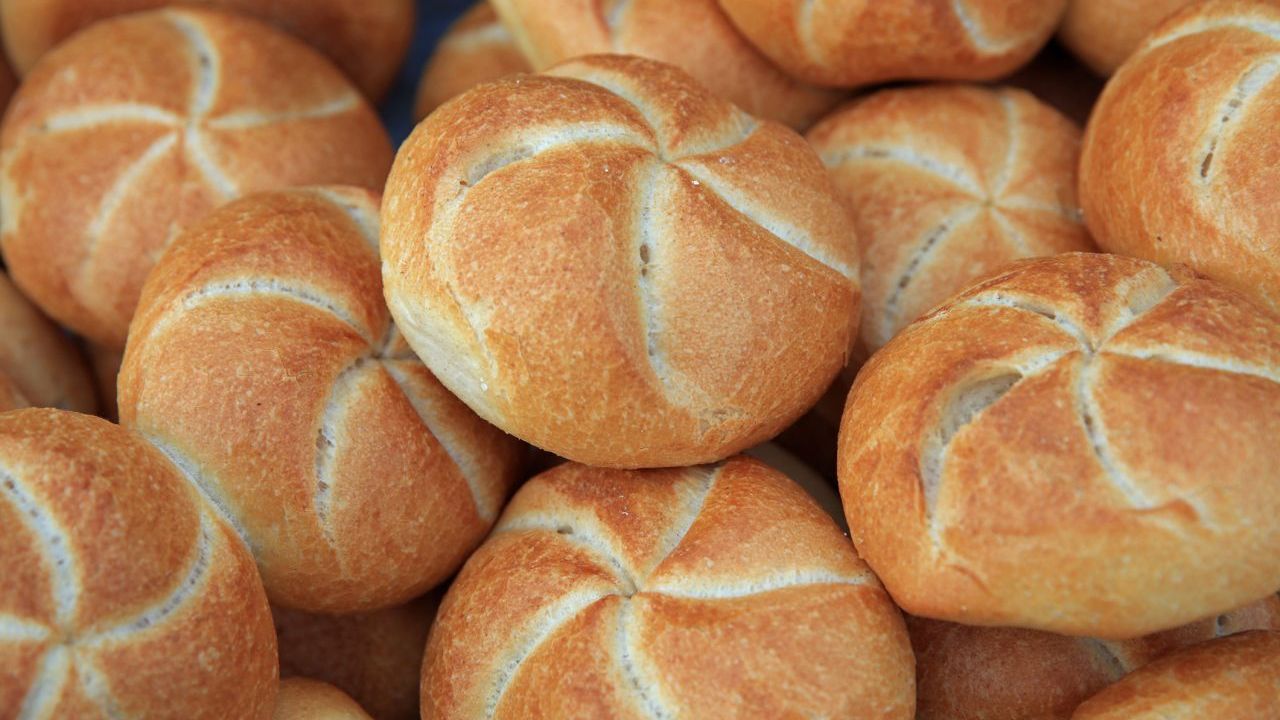 Brötchen: Das Mehl von Backwaren wird manchmal mit L-Cystein, auch bekannt als "E 920" behandelt, um den Teig elastischer zu machen. Der Stoff stammt aus tierischen Borsten, Haaren oder Federn.