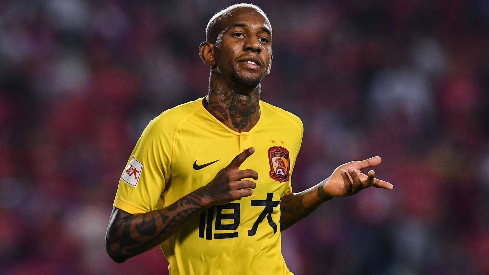 
                <strong>Talisca (Guangzhou Evergrande)</strong><br>
                Seit Mitte 2018 kickt der Brasilianer Talisca ebenfalls für den amtierenden Tabellenzweiten Guangzhou Evergrande in der Super League. Der 25-Jährige war zuvor bei Benfica Lissabon und behauptete sich anschließend bei Besiktas Istanbul sogar in der Champions League. Daher kam die Entscheidung des 1,91-Meter-Hünen für einen Wechsel nach China damals doch etwas überraschend, denn er soll sich Gerüchten zufolge in die Notizblöcke einiger europäischer Topklubs gespielt haben. Mit sieben Toren bei acht Saisonspielen liest sich Taliscas Bilanz bislang im Jahr 2019 ziemlich gut, aber er verpasste auch eine Vielzahl an Begegnungen verletzungsbedingt. Sein Vertrag läuft noch bis Mitte 2022.
              