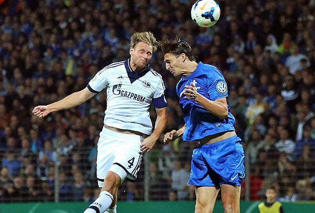 
                <strong>SV Darmstadt - FC Schalke 04 1:3</strong><br>
                Augen zu und durch: Benedikt Höwedes (l.) bringt den Favoriten aus Gelsenkirchen mit einer Kopfball-Bogenlampe wieder in Führung. Kurz darauf besorgt Max Meyer den Endstand
              