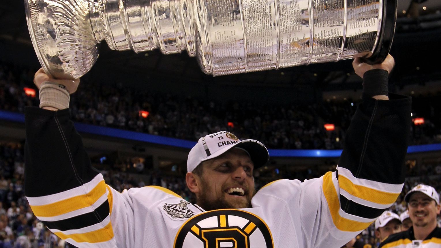 <strong>Dennis Seidenberg - NHL</strong><br>2011: 4:3-Sieg in der Finalserie mit den Boston Bruins gegen die Vancouver Canucks