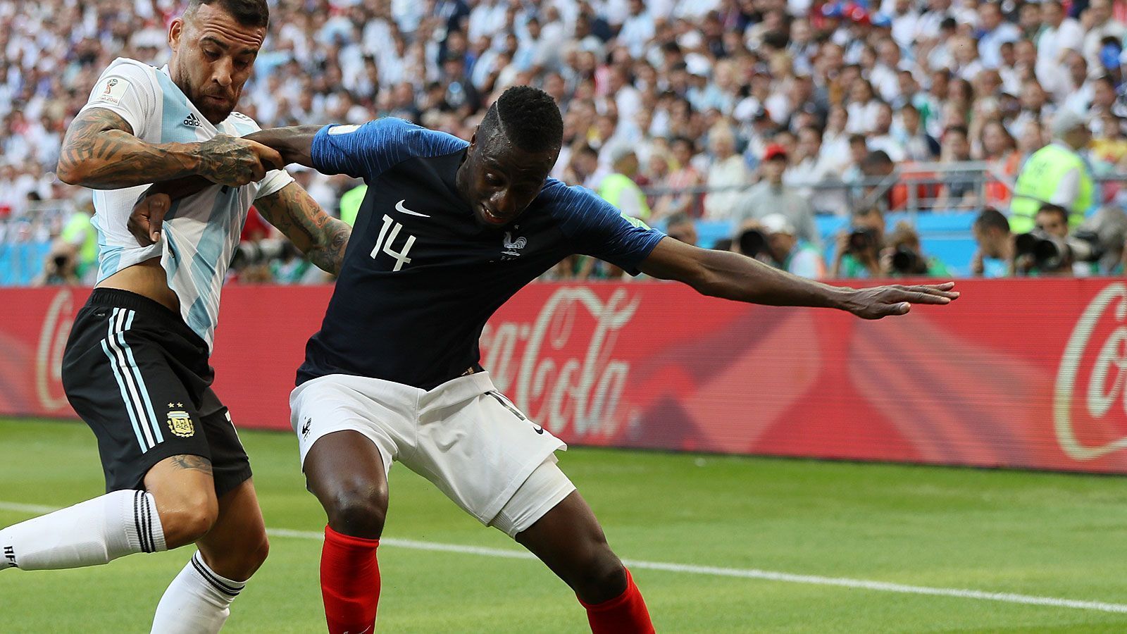 
                <strong>Blaise Matuidi</strong><br>
                Auf dem linken Flügel mehr nach hinten arbeitend. Nach vorne zunächst wenig auffällig. Dann mit überragenden Offensiv-Aktionen. Zwei seiner Pässe leiten die Tore zum 2:2 und 4:2 ein. Nach der Einwechslung von Aguero kümmert er sich bis zu seiner Auswechslung um Messi. ran-Note: 2
              