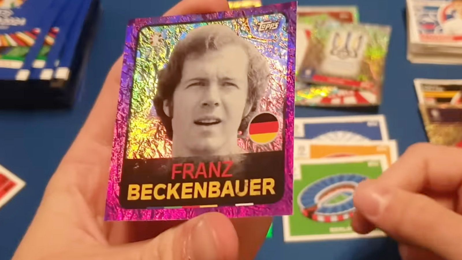 <strong>Topps statt Panini: Neuer Anbieter sorgt für Verwirrung, Lacher und Frust</strong><br>Oliver Kahn, Lothar Matthäus und Bastian Schweinsteiger. Auch glänzende Bilder gibt es, beim DFB ist es beispielsweise die kürzlich verstorbene Legende Franz Beckenbauer. Weitere Sticker-Kategorien: Top XI,&nbsp;Captains, Players to Watch, Team Logos, Artists, Legendary EURO Masters, Gold Star Player Sticker, Gold Signature Series Sticker und&nbsp;Parallels.