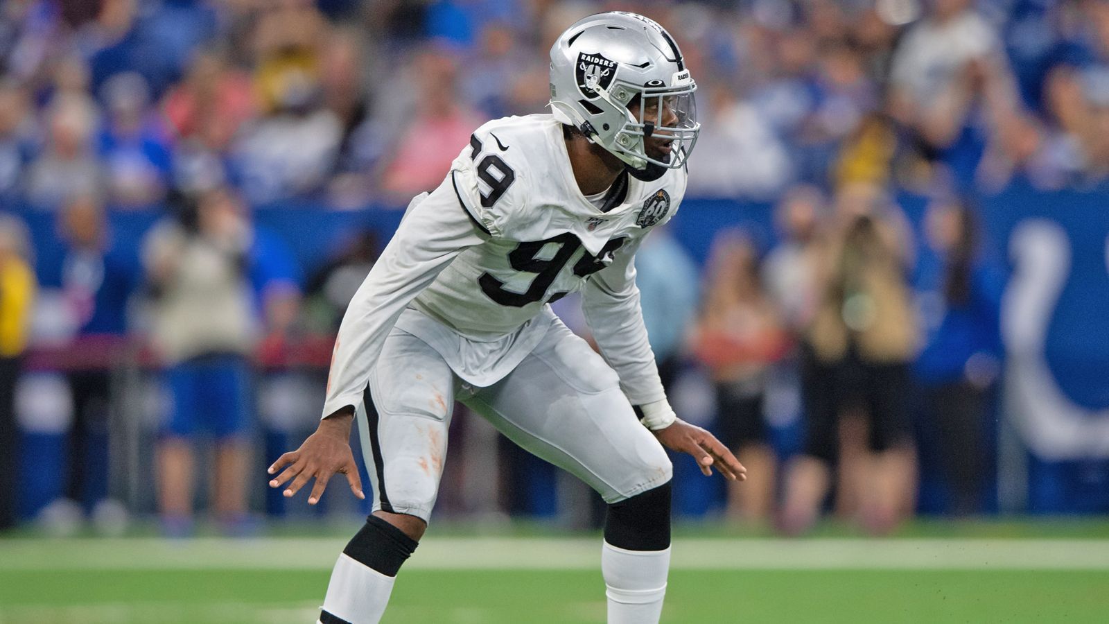 
                <strong>Arden Key</strong><br>
                Arden Key befindet sich in seiner zweiten Saison bei den Raiders - doch womöglich bereits auf dem absteigenden Ast. Stand der 23-Jährige von der LSU 2018 noch bei knapp 63 Prozent der Snaps auf dem Feld, sind es 2019 nur noch knapp 32 Prozent. Der Drittrundenpick des vergangenen Jahres scheint sich in dieser Spielzeit wegen seiner Schwächen gegen den Lauf hinter den Rookies einordnen zu müssen. Da ist es Key auch wenig zuträglich, dass er sich im London Game am Knie verletzte und gegen Green Bay nicht spielen konnte. Laut "Bleacher Report" gilt der 23-Jährige nun sogar als Trade-Kandidat vor der Deadline am 29. Oktober. Edebali hätte sicher nichts einzuwenden.
              