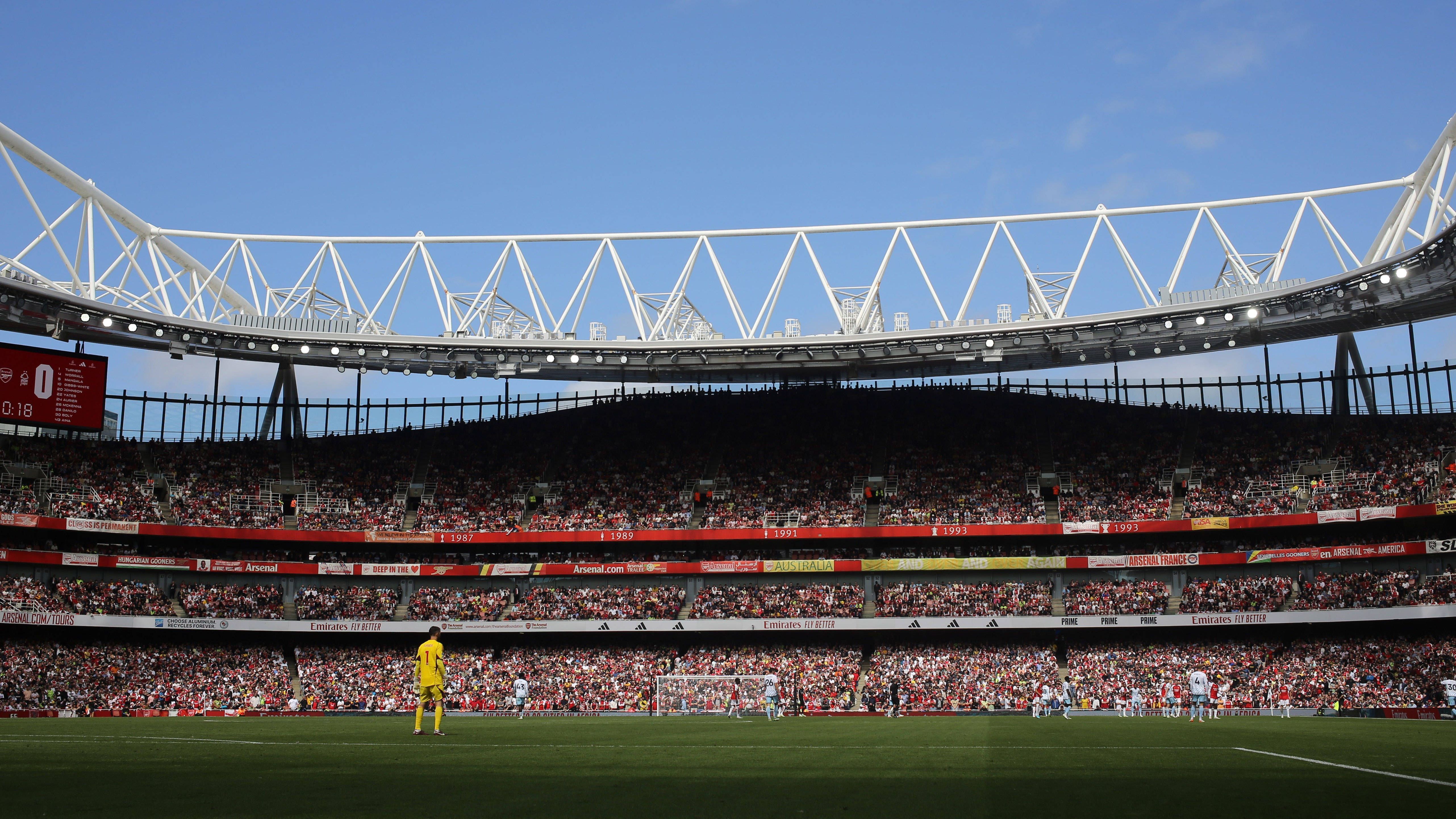 <strong>Emirates Stadium (London)</strong><br>• Heimverein: FC Arsenal<br>• Fassungsvermögen: 60.704 Plätze<br>• Eröffnet: 2006