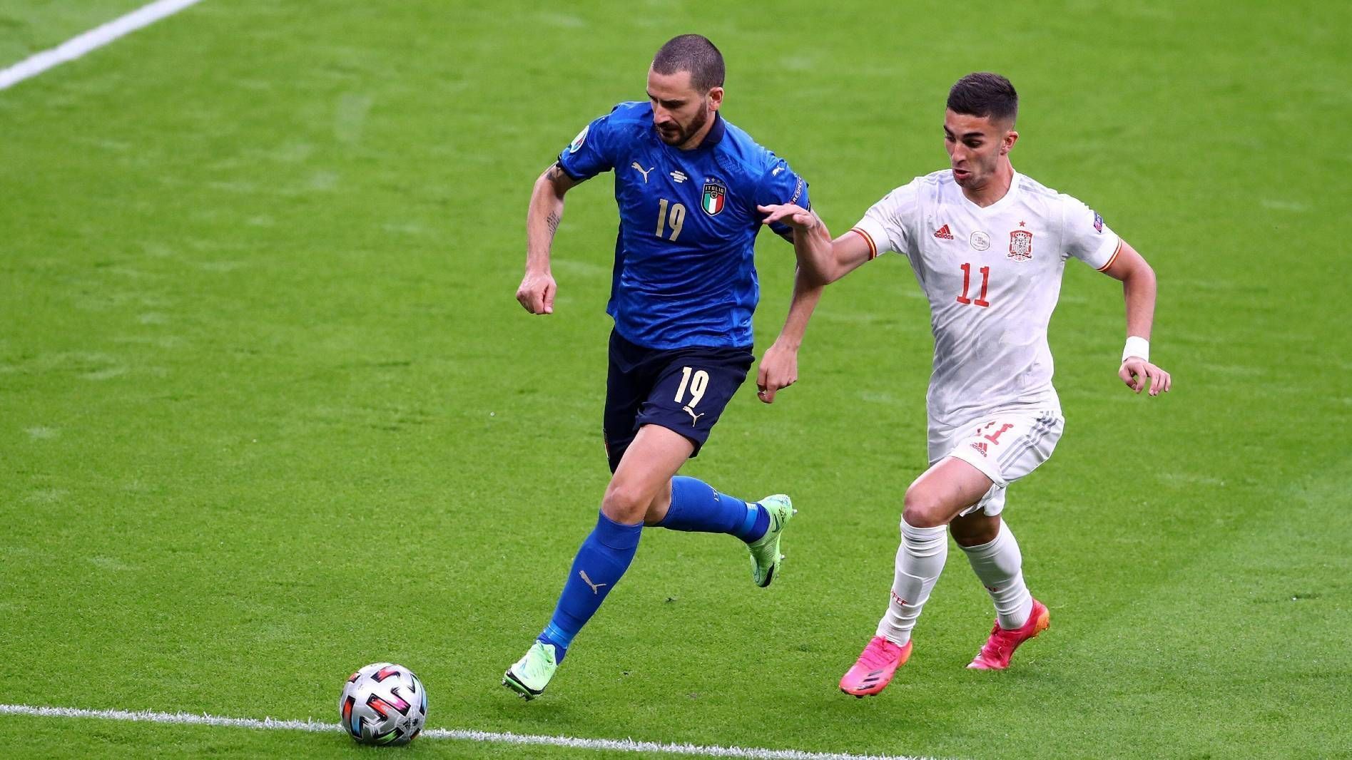 
                <strong>Leonardo Bonucci</strong><br>
                Der Juve-Routinier hält die italienische Abwehr gegen spielerisch dominante Spanier über die meiste Zeit sehr gut zusammen. Trotz der klaren spielerischen Unterlegenheit lassen Bonucci und Co. nur wenige, klare Chancen der Spanier zu. Wenn es mal gefährlich wird, wirft sich der alte Recke wie gewohnt in den Weg. Nur beim Ausgleich durch ihren Juve-Kollegen Morata sind die Routiniers Bonucci und Chiellini nicht ganz im Bilde. In der Nachspielzeit rettet Bonucci für seinen bereits geschlagenen Keeper bei einem Schuss von Llorente. Im Elfmeterschießen übernimmt der Routinier Verantwortung und verwandelt ganz sicher. ran-Note: 2
              