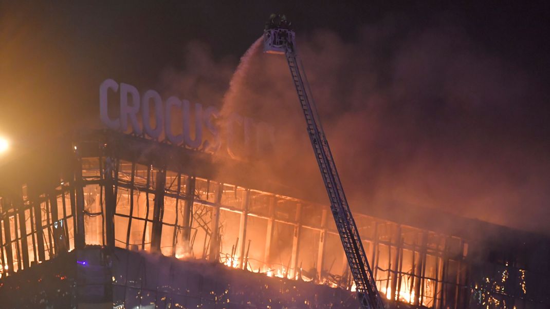 Rettungskräfte bekämpfen ein Brand im Crocus City Hall am westlichen Rand von Moskau. Nach dem Angriff auf eine Veranstaltungshalle in der Region Moskau hat der russische Inlandsgeheimdienst FSB laut Agentur Interfax Tote und Verletzte bestätigt.