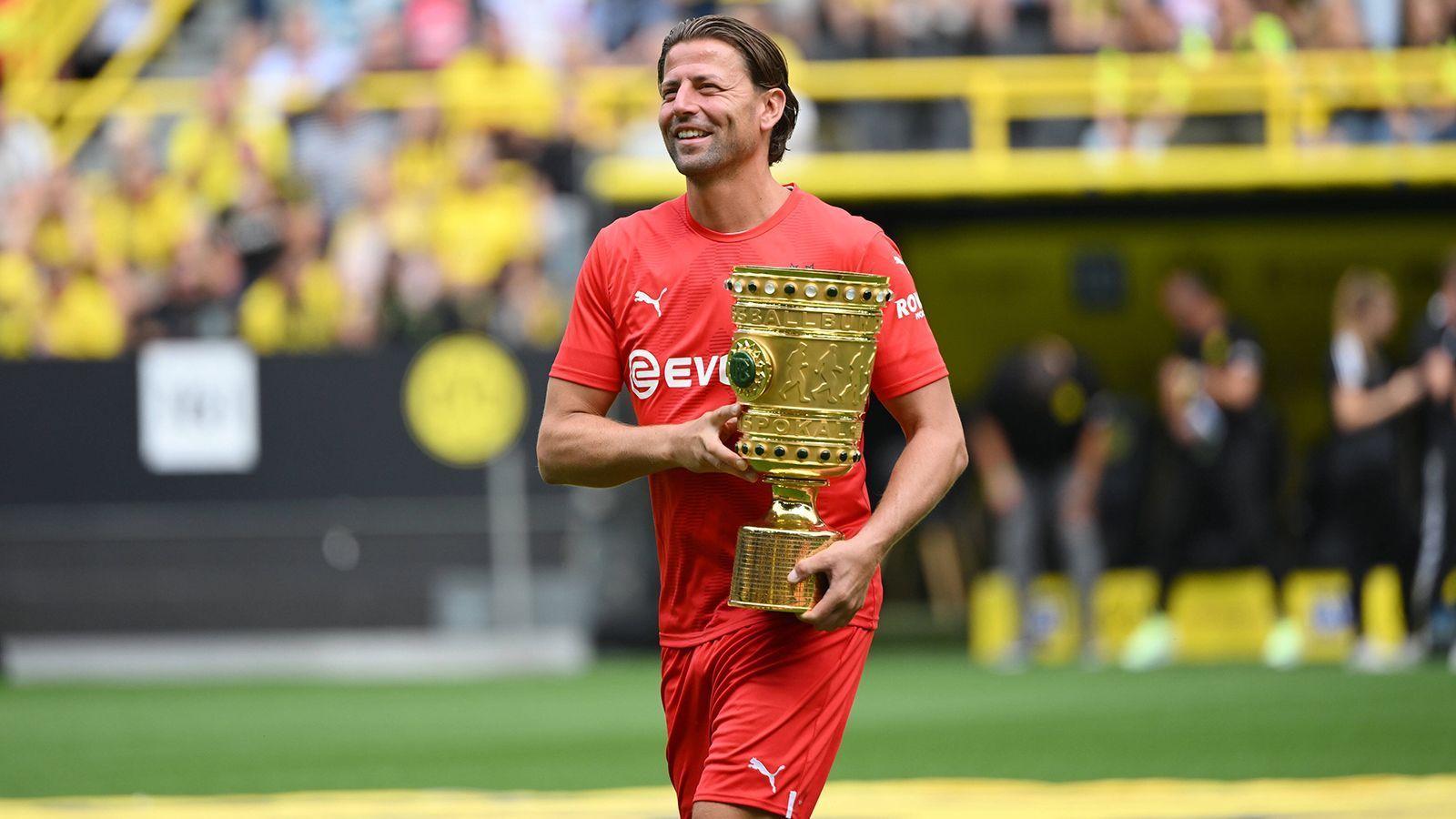 
                <strong>Roman Weidenfeller (Borussia Dortmund) </strong><br>
                Der Keeper war 16 Jahre lang beim BVB und ist seinem Verein auch nach dem Karriereende 2018 treu geblieben. Er ist als Klubrepräsentant für Dortmund tätig.
              