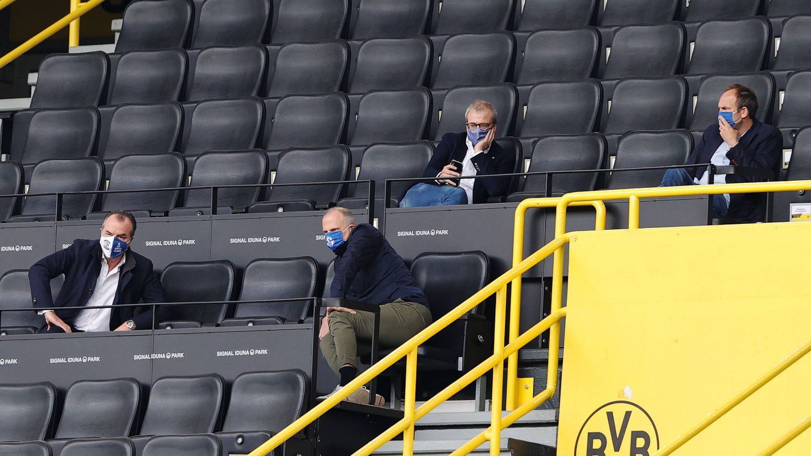 
                <strong>Die kuriosen Bilder des Bundesliga-Restarts</strong><br>
                Auch die Schalker Verantwortlichen fiebern vor Ort mit, mit Abstand und Schutz. 
              