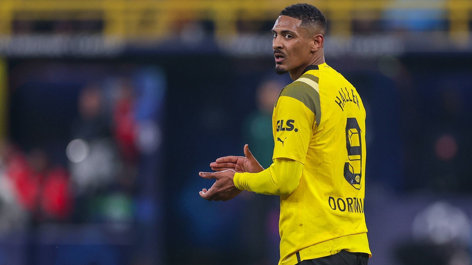 
                <strong>Sebastien Haller (Borussia Dortmund)</strong><br>
                Stürmer Sebastien Haller feiert gegen Chelsea sein Champions-League-Debüt für den BVB – es ist eines ohne große Highlights für den Franzosen. Er kann sich gegen Koulibaly, Thiago und Co. kaum mal in Szene setzen, hat auch lediglich einen Abschluss, der am Außennetz landet. In der 68. Minute wird Haller ausgewechselt, für ihn kommt Anthony Modeste in die Partie. ran-Note: 4.
              