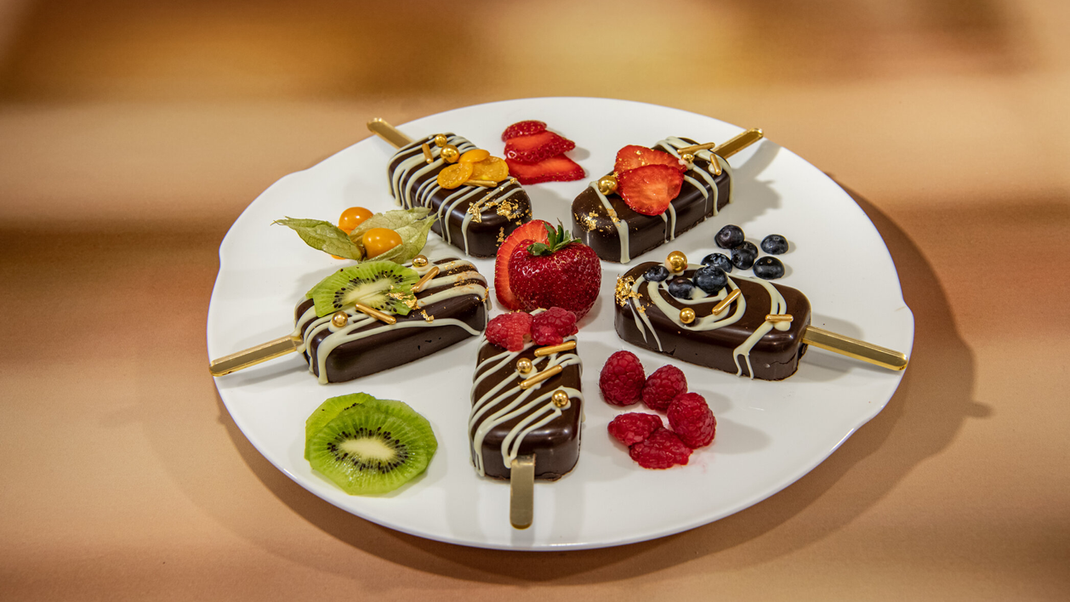 Kakao-Kuchen mit Pfefferminzblättchen im Schoko-Mante