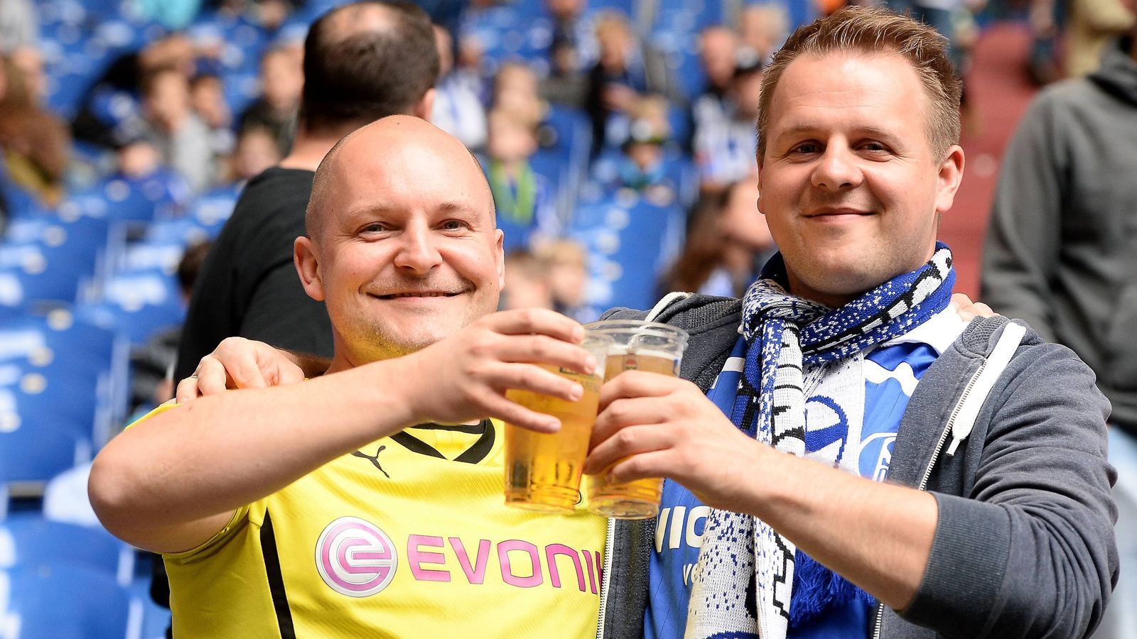 
                <strong>Schalke verteilt Freibier wegen des Klimawandels</strong><br>
                Vor dem ersten Revierderby 2019/20 hat sich Gastgeber Schalke etwas für die Fans überlegt: Eine Art Freibier-Aktion, um dem Klimawandel entgegen zu wirken. Wer beim Revierderby nicht für sein Bier bezahlen will, der muss aber sammeln. Wer 50 leere Plastikbecher im Stadion sammelt und diese am "Kuzorra" abgibt, erhält ein Getränk oder eine Bratwurst gratis", schrieb Schalke zuletzt über die Aktion. Ziel ist natürlich der Umweltschutz, durch fleißige Sammler soll nämlich weniger Müll durch die Veltins-Arena fliegen. "Die Sammelstellen sind eine Stunde vor und nach den Heimspielen des S04 geöffnet. Die Aktion soll den Recyclingkreislauf in der Veltins-Arena weiter stärken", heißt es vonseiten der Schalker. 
              
