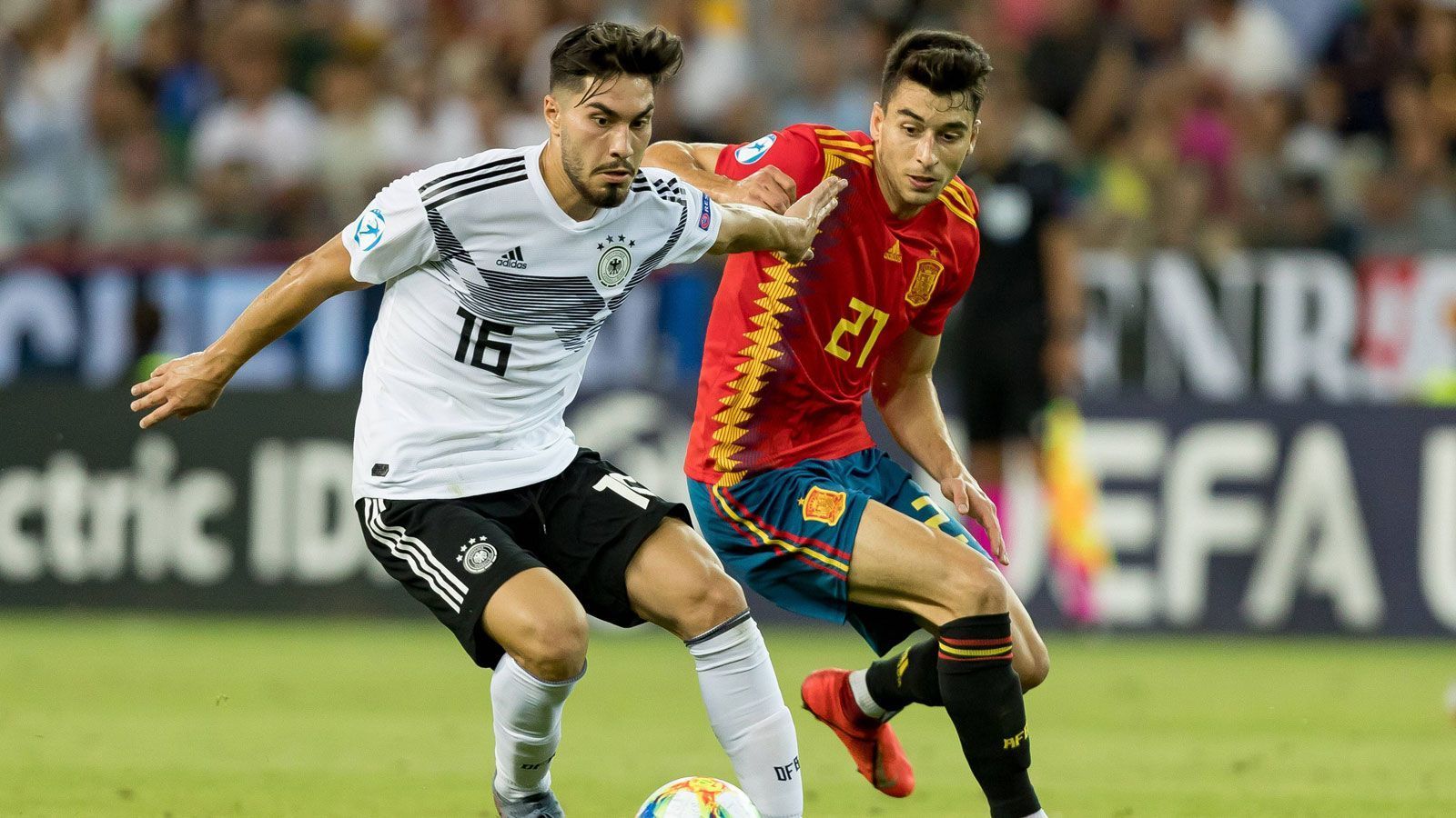 
                <strong>Suat Serdar</strong><br>
                Der Schalker kommt für Florian Neuhaus in die DFB-Startelf und fuchst sich nach anfänglichen Schwierigkeiten in die Partie. Leitet mit einem schönen Pass in die Tiefe die erste gefährliche Toraktion der deutschen Mannschaft in der 16. Minute mit ein. Leider kommt Dahoud dabei nach einem Querpass von Nadiem Amiri im spanischen Sechzehner einen Schritt zu spät. Geht keinem Zweikampf aus dem Weg und geht viele Wege. Eine ordentliche Leistung. Muss in der 61. Minute für Neuhaus Platz machen. ran-Note: 3
              