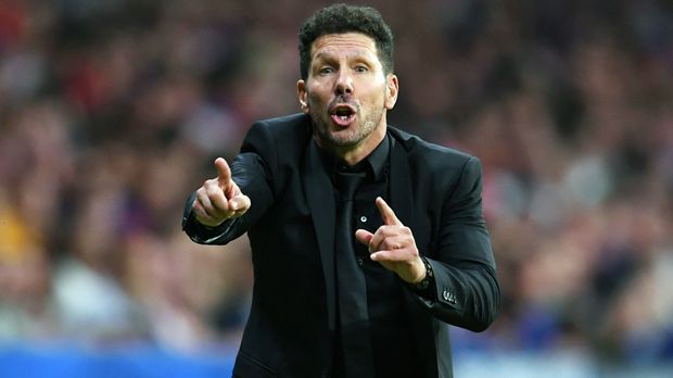 
                <strong>Diego Simeone (Atletico Madrid)</strong><br>
                Seit Ende 2011 tanzt bei Atletico Madrid alles nach der Pfeife von Diego Simeone. Seitdem führte der Argentinier zu zahlreichen Titeln: Europa League, spanischer Pokalsieg, UEFA-Supercup-Sieg, der spanischen Meisterschaft und dem spanischen Superpokalsieg - zudem auch noch zwei Mal ins Finale der Champions League. Als Spieler bei den Madrilenen, gewann der 47-Jährige in der Saison 95/96 die spanische Meisterschaft und den Pokal. Simones Vertrag läuft noch bis zum Sommer 2020. In der laufenden Spielzeit könnte übrigens für den heißblütigen Gaucho noch ein Titel dazukommen, denn Atletico hat es schon bis ins Halbfinale der Europa League geschafft, wo nun der FC Arsenal wartet.
              