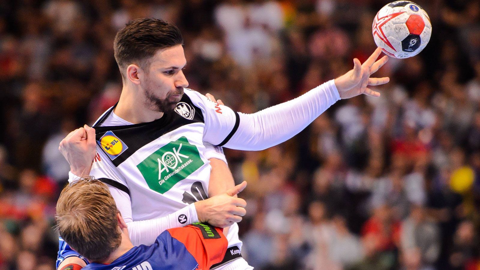 
                <strong>Fabian Wiede </strong><br>
                Auch ihm fällt in der ersten Halbzeit beim Spiel in die Tiefe nicht viel ein, auch bei ihm sind es viele Parallelbälle. Seine Wurfquote ist aber gut. Vor dem Tor zur Stelle, wenn es sein muss. ran-Note: 3
              