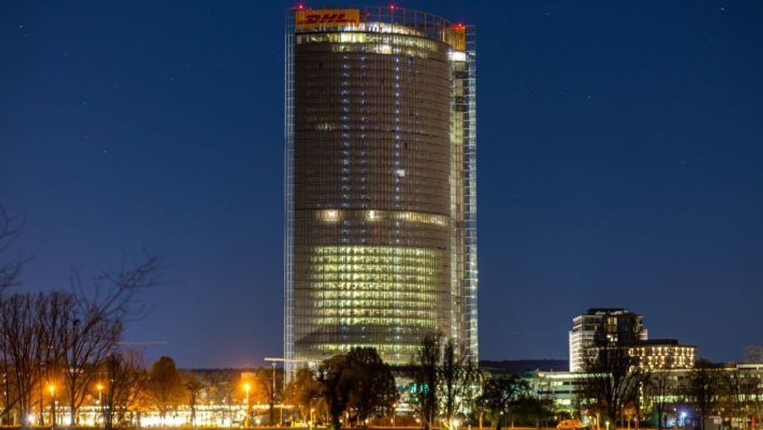 Der erleuchtete Post-Tower in Bonn zieht in der Nacht Zugvögel an.