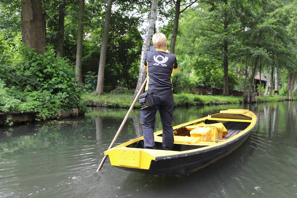 Seit über 125 Jahren wird die Post im Spreewald mit dem Kahn ausgeliefert. Heute wird nur noch das Dorf Lehde per Wasser angesteuert, im Sommer werden so wöchentlich rund 70 Pakete und 600 Briefe zugestellt. Im Winter übernimmt das Postauto den Job, die Häuser liegen allerdings nah am Wasser und sind nur zu Fuß über Stufenbrücken erreichbar.