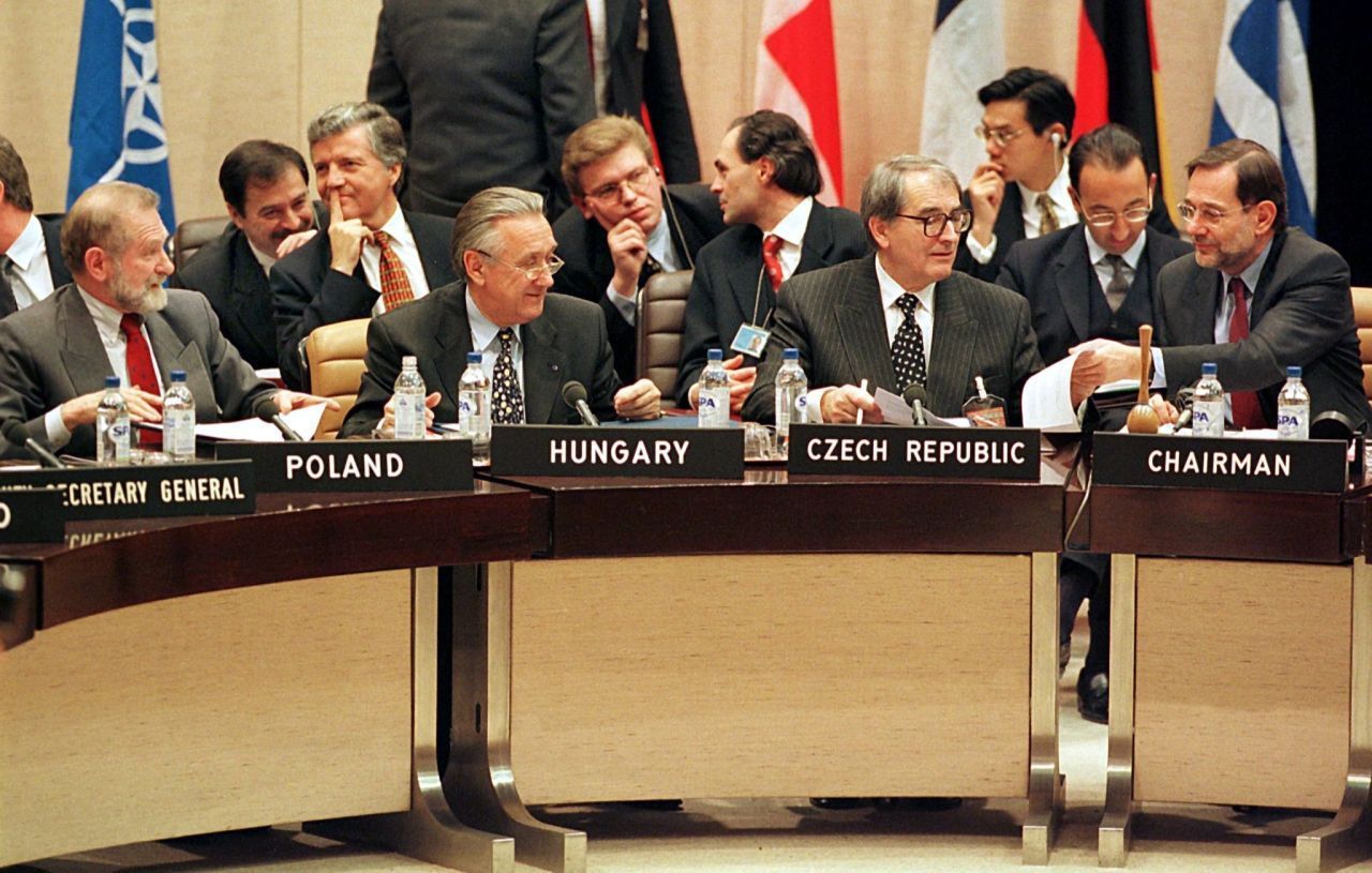Mit dem Ende des Kalten Krieges und der Sowjetunion wurde 1991 auch der Warschauer Pakt aufgelöst. 1999 kamen mit Tschechien, Polen und Ungarn die ersten Länder aus dem ehemaligen Ostblock in die NATO. Diese zählt aktuell dreißig Mitgliederstaaten.