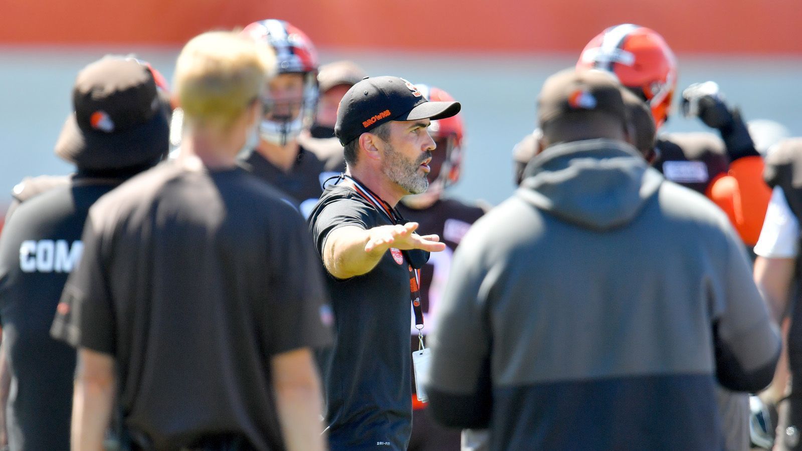 
                <strong>Cleveland Browns</strong><br>
                Der neue Head Coach Kevin Stefanski wird für die Saison keine festen Team Captains benennen. Stattdessen soll jede Woche ein anderer Kapitän die Browns aufs Feld führen. 
              