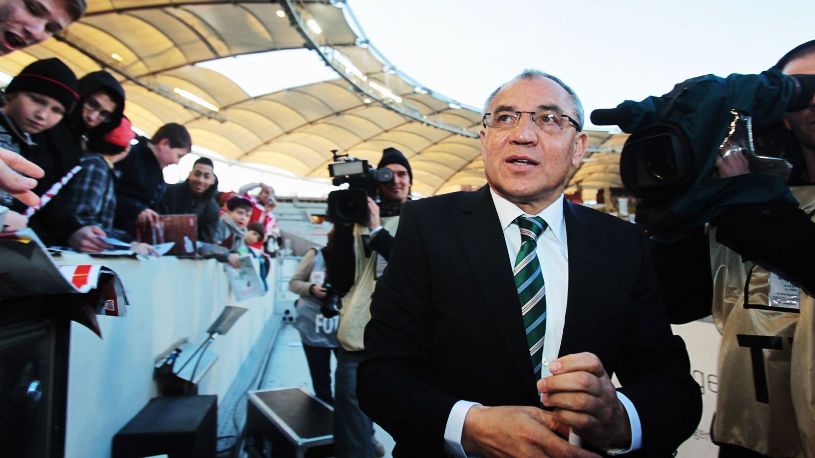 
                <strong>Platz 3: VfB Stuttgart</strong><br>
                -          Anzahl Trainer: 26-          Trainer mit der längsten Amtszeit: Felix Magath (3 Jahre, 2 Monate, 28 Tage)
              